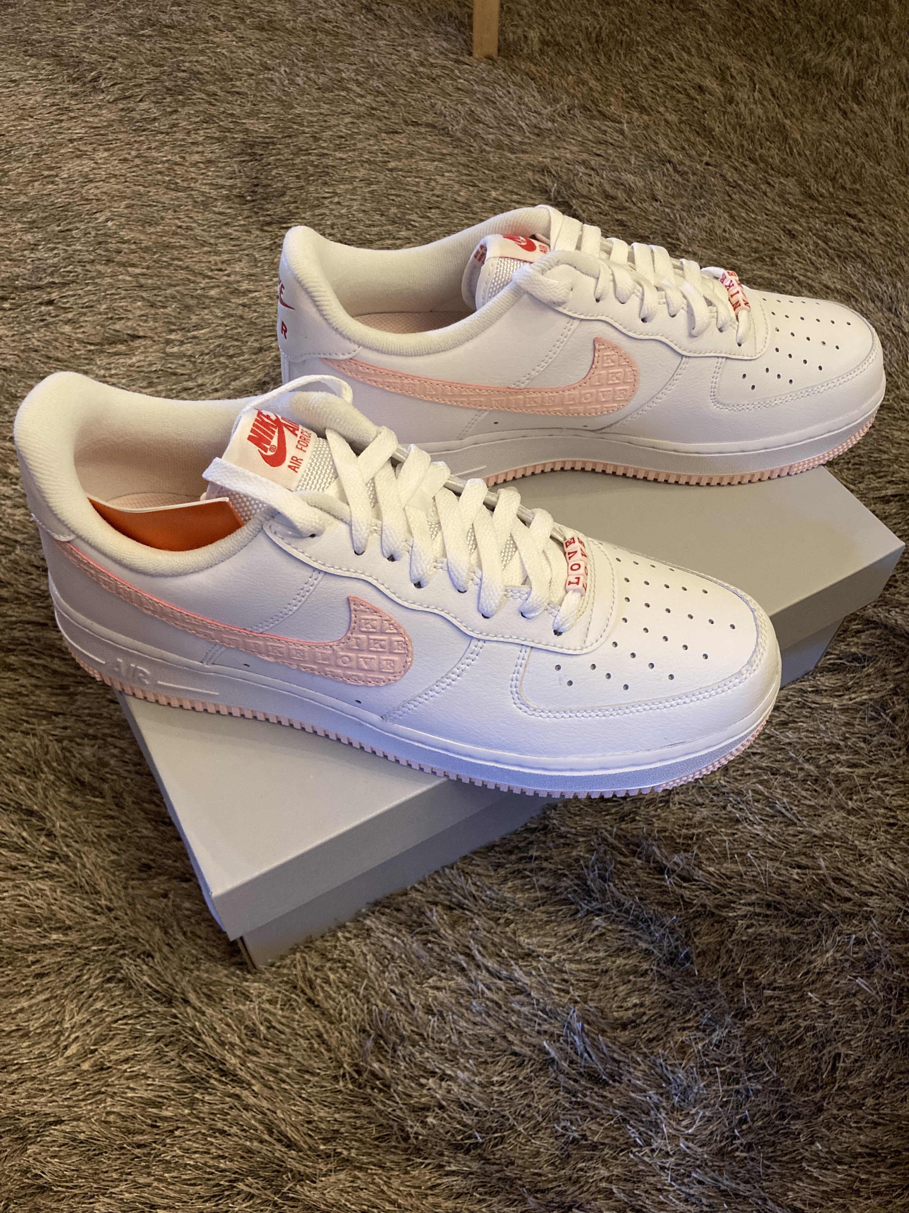 Nike Air Force 1 '07 Valentine's Day 2022 착용 스타일 - 1
