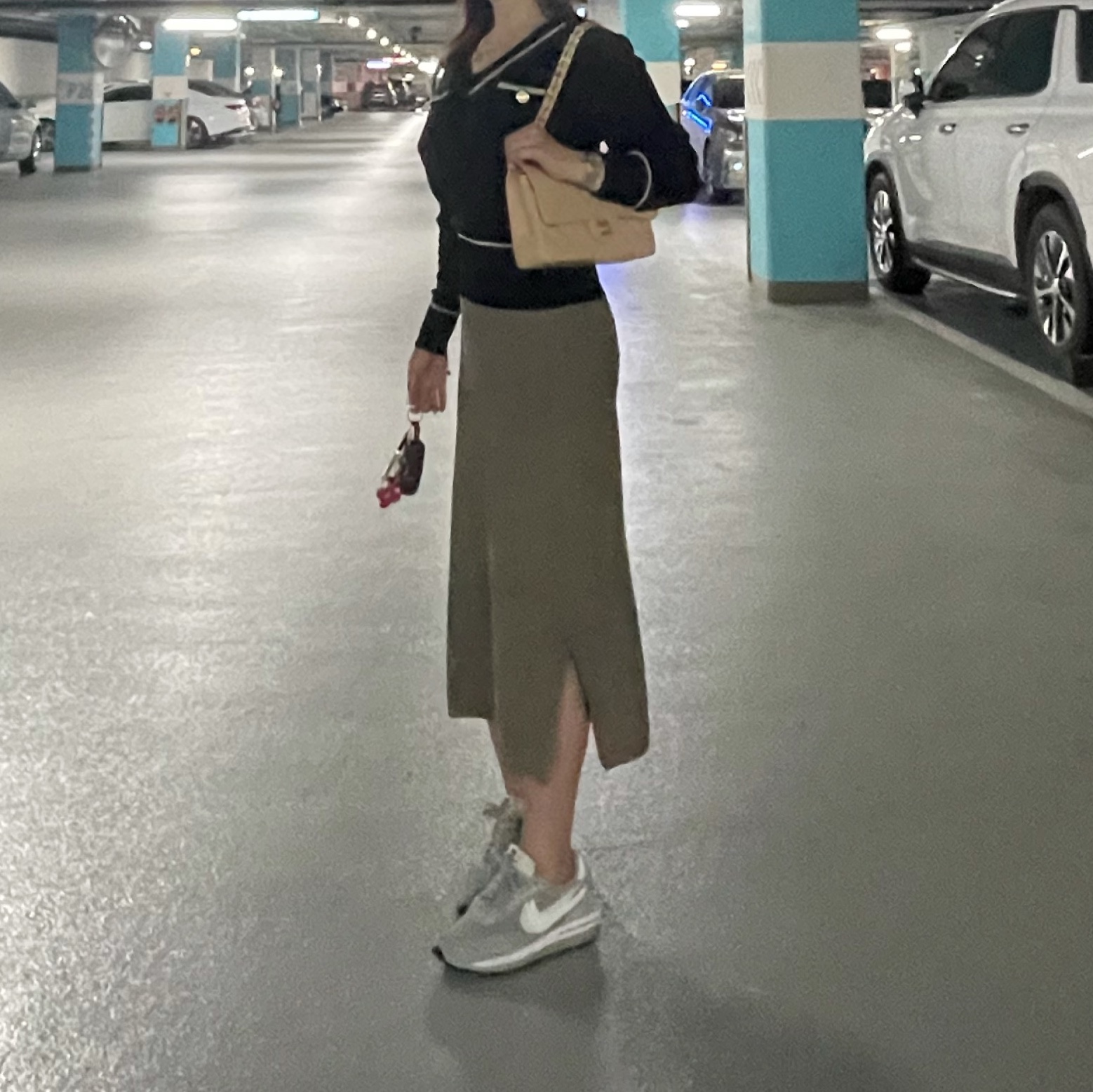 Nike x Sacai x Fragment LDWaffle Light Smoke Grey, Chanel Small Classic Handbag Grained Calfskin & Gold Beige 착용 스타일