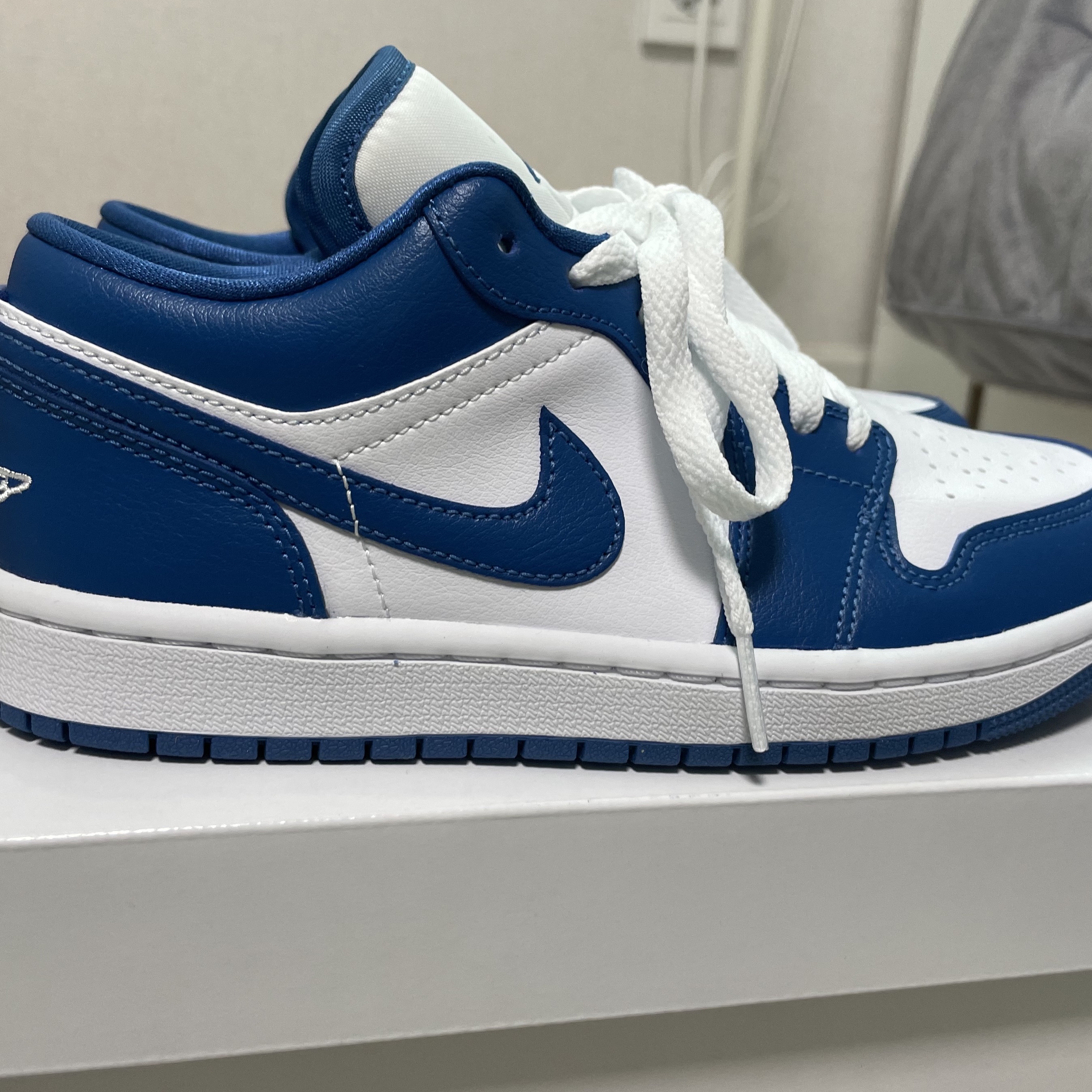 (W) Jordan 1 Low White Dark Marina Blue 착용 스타일 - 3
