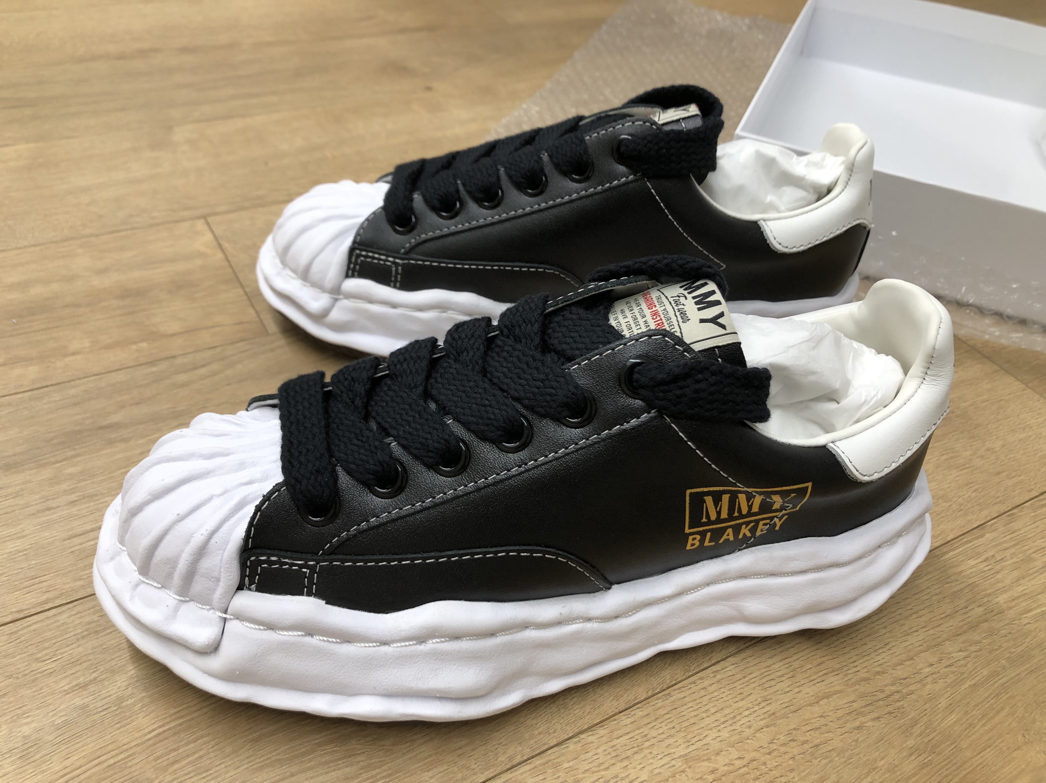 Maison Mihara Yasuhiro Blakey OG Sole Leather Low-top Sneakers Black 착용 스타일 - 2