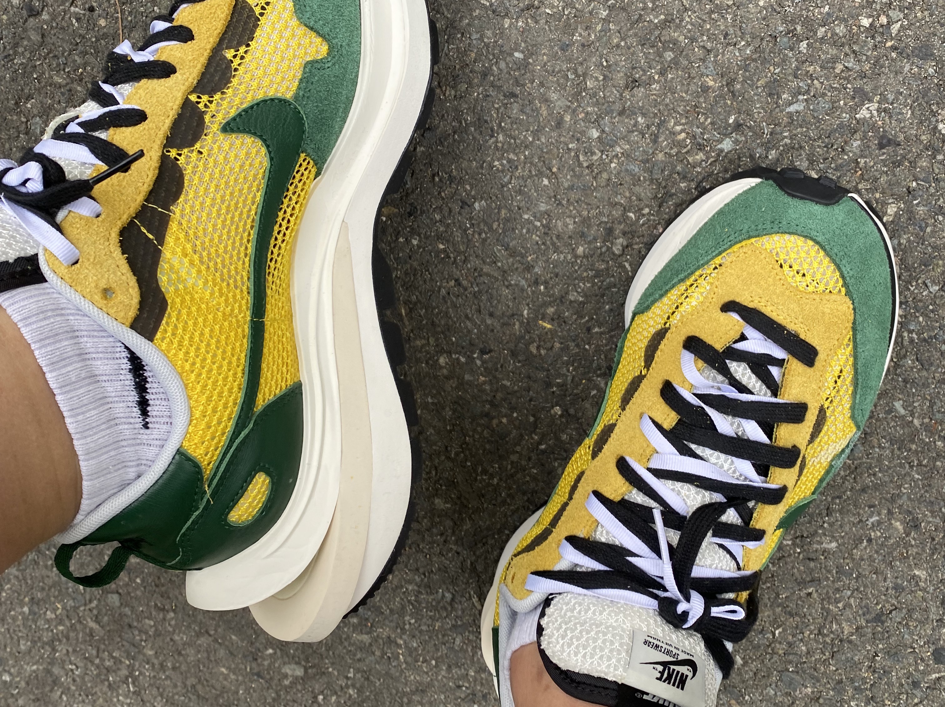 Nike x Sacai VaporWaffle Tour Yellow & Gorge Green Sail 착용 스타일 - 1