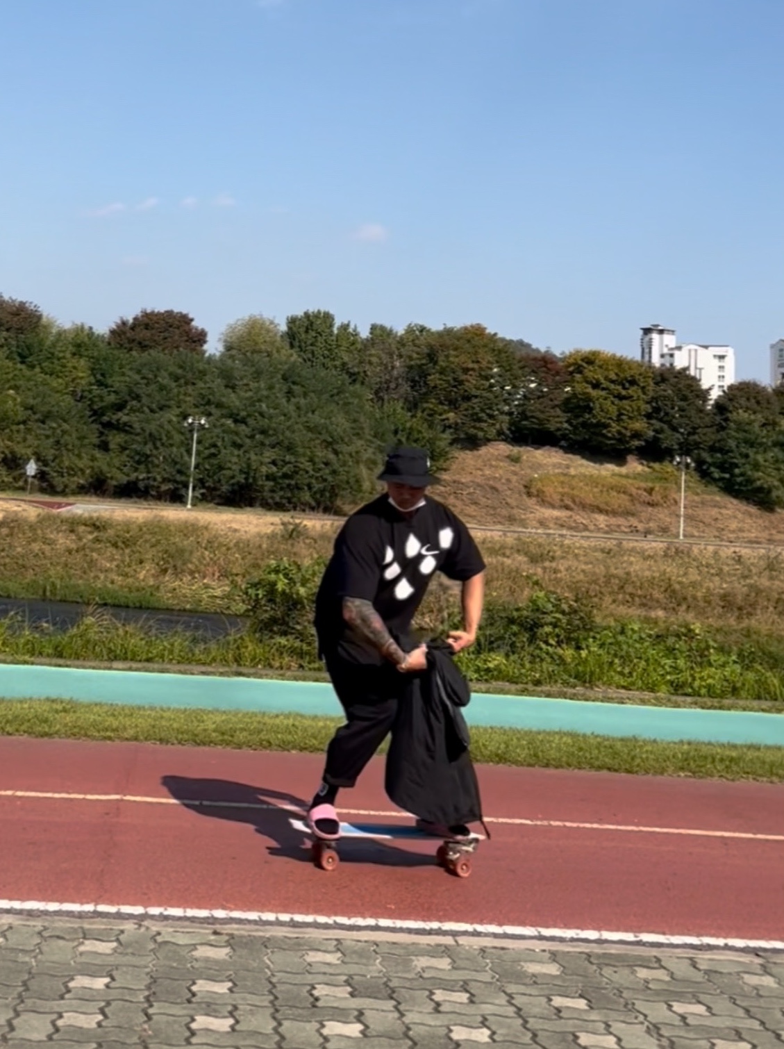 Nike x Stussy Bucket Hat Black, Nike x Off-White NRG Short Sleeve T-Shirt Black 착용 스타일