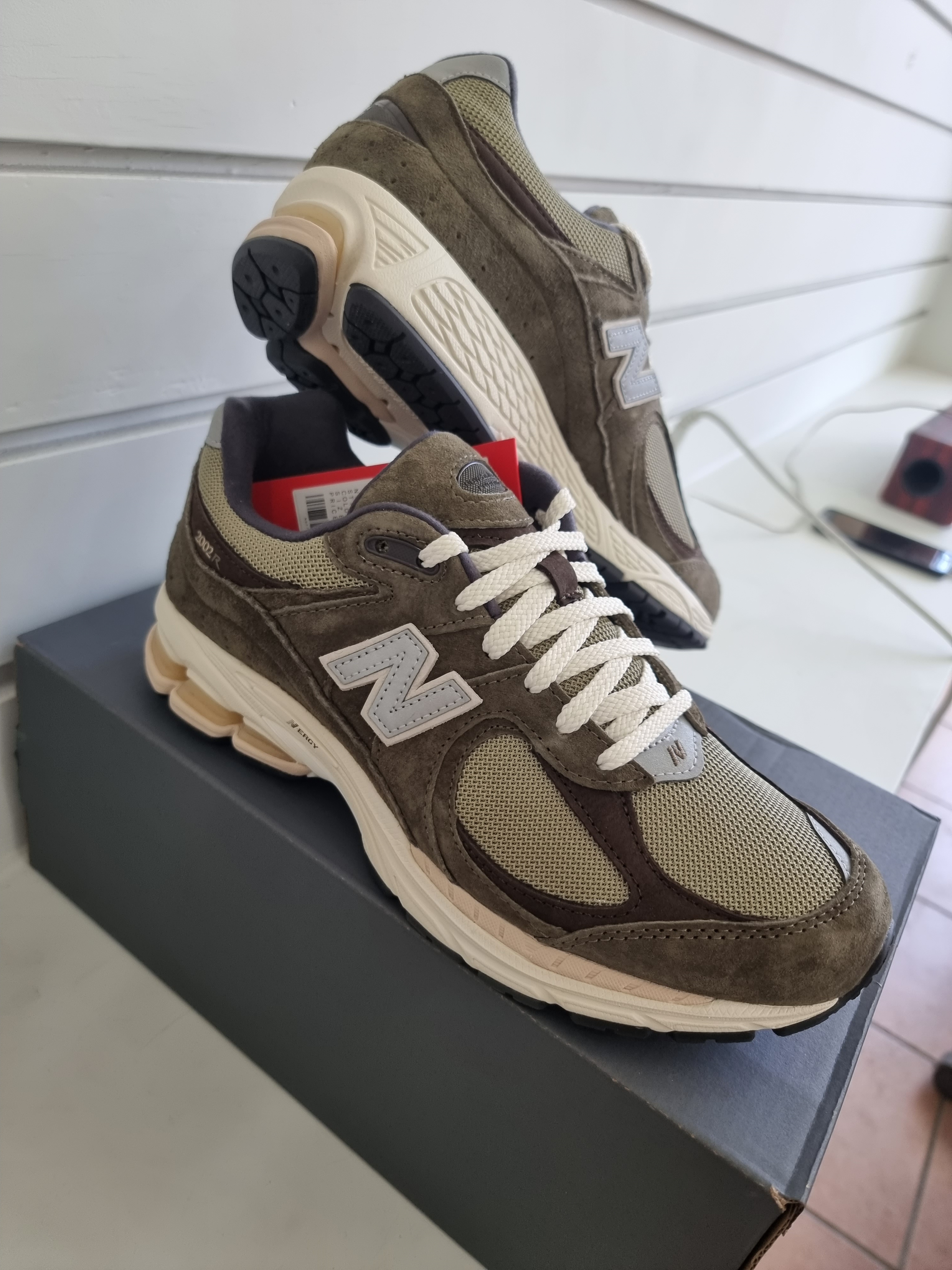 New Balance 2002R Special Vintage Khaki 착용 스타일 - 1