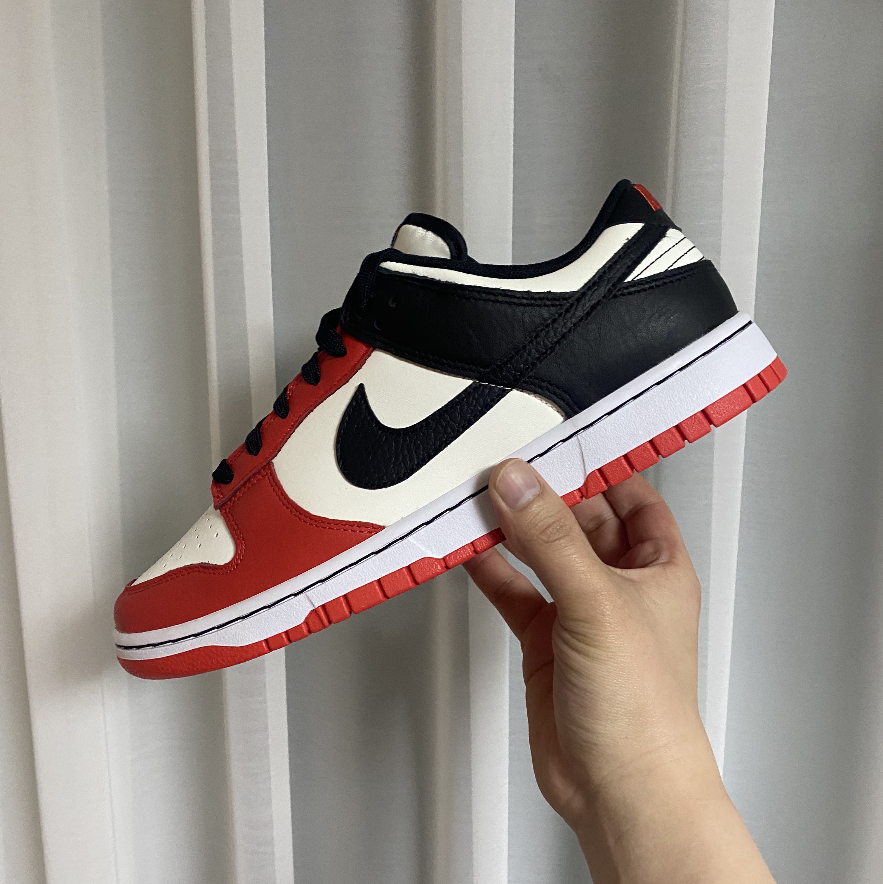 Nike x NBA Dunk Low Retro EMB Black and Chile Red 착용 스타일