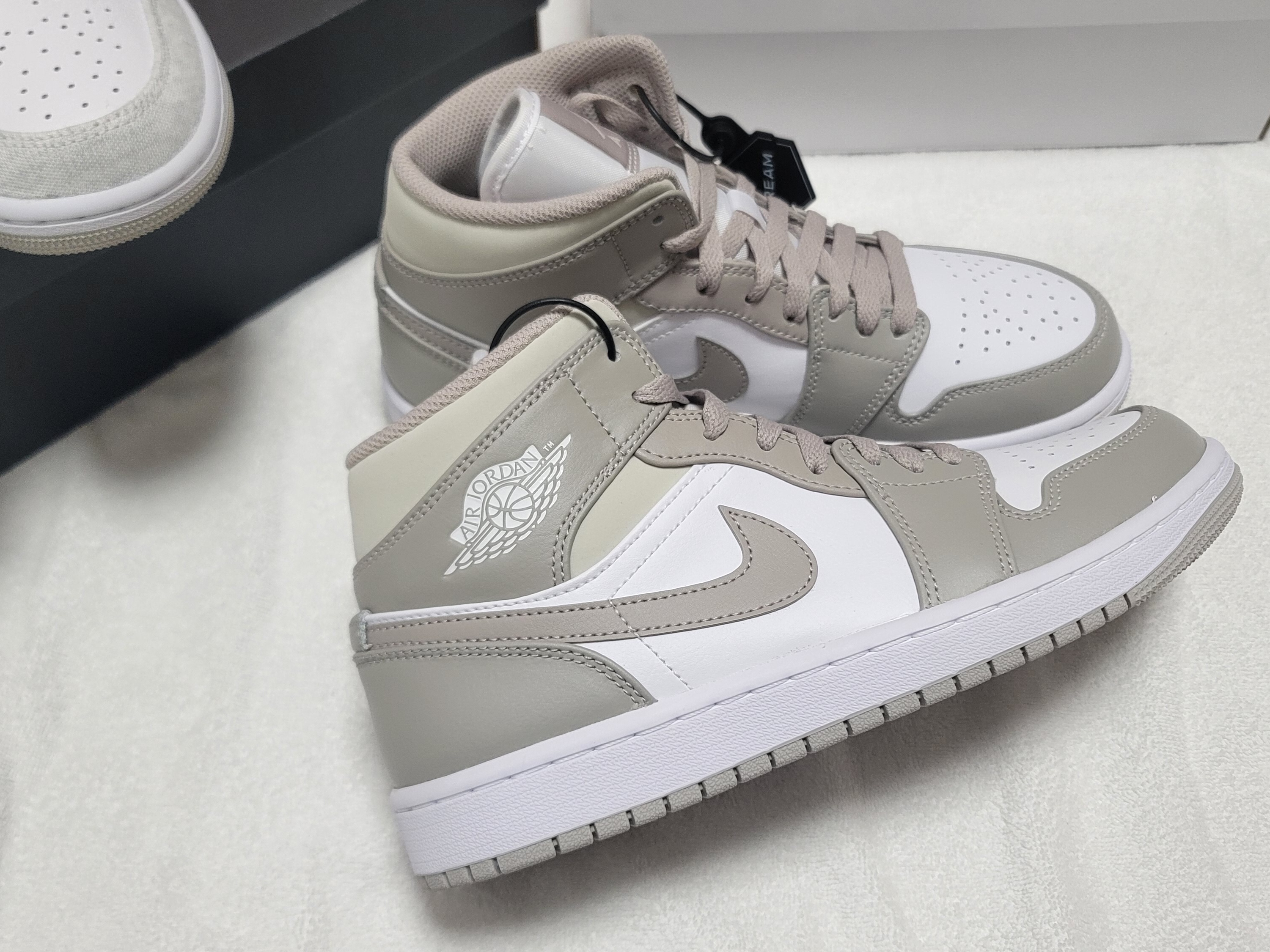 Jordan 1 Mid College Grey 착용 스타일 - 1
