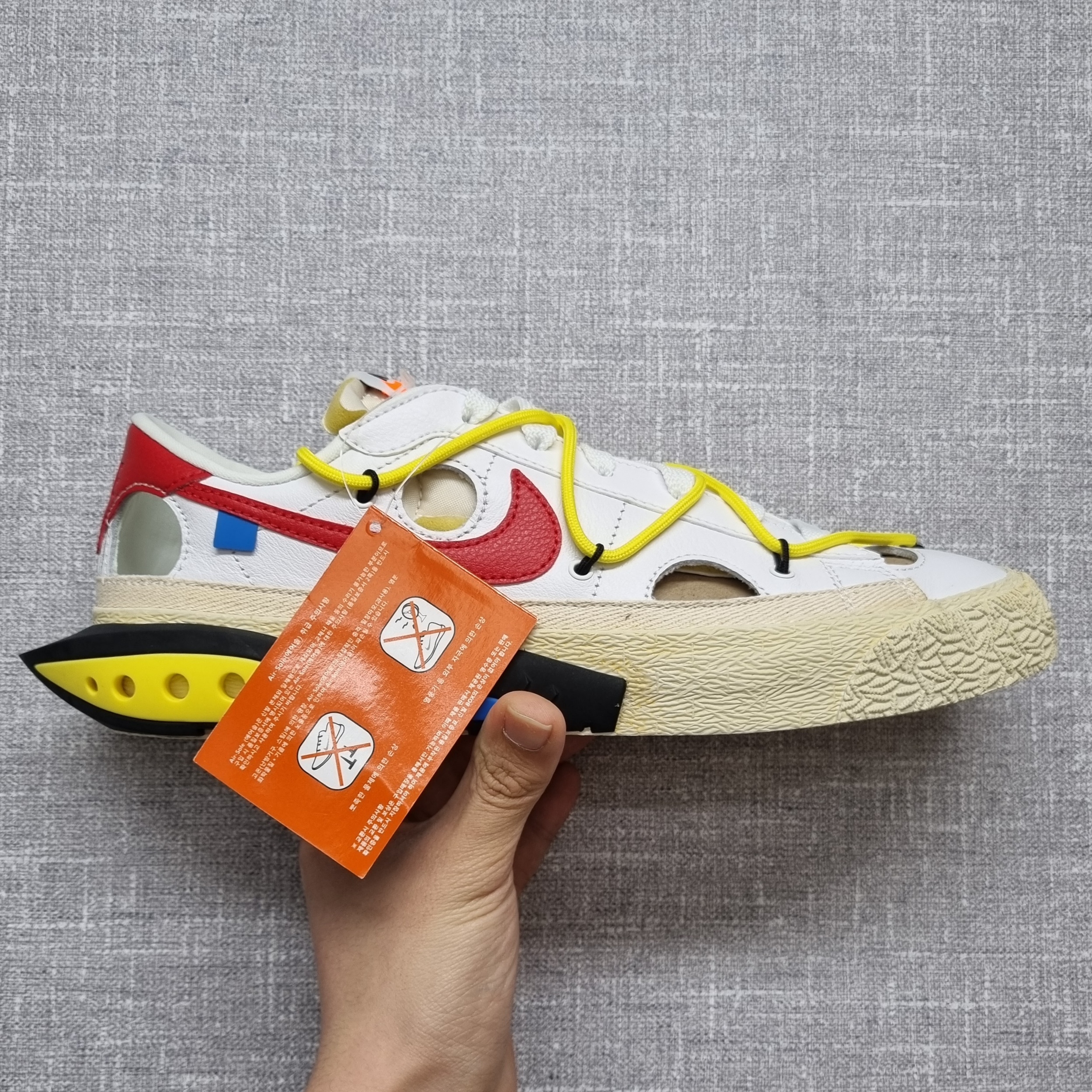 Nike x Off-White Blazer Low '77 White and University Red 착용 스타일 - 2