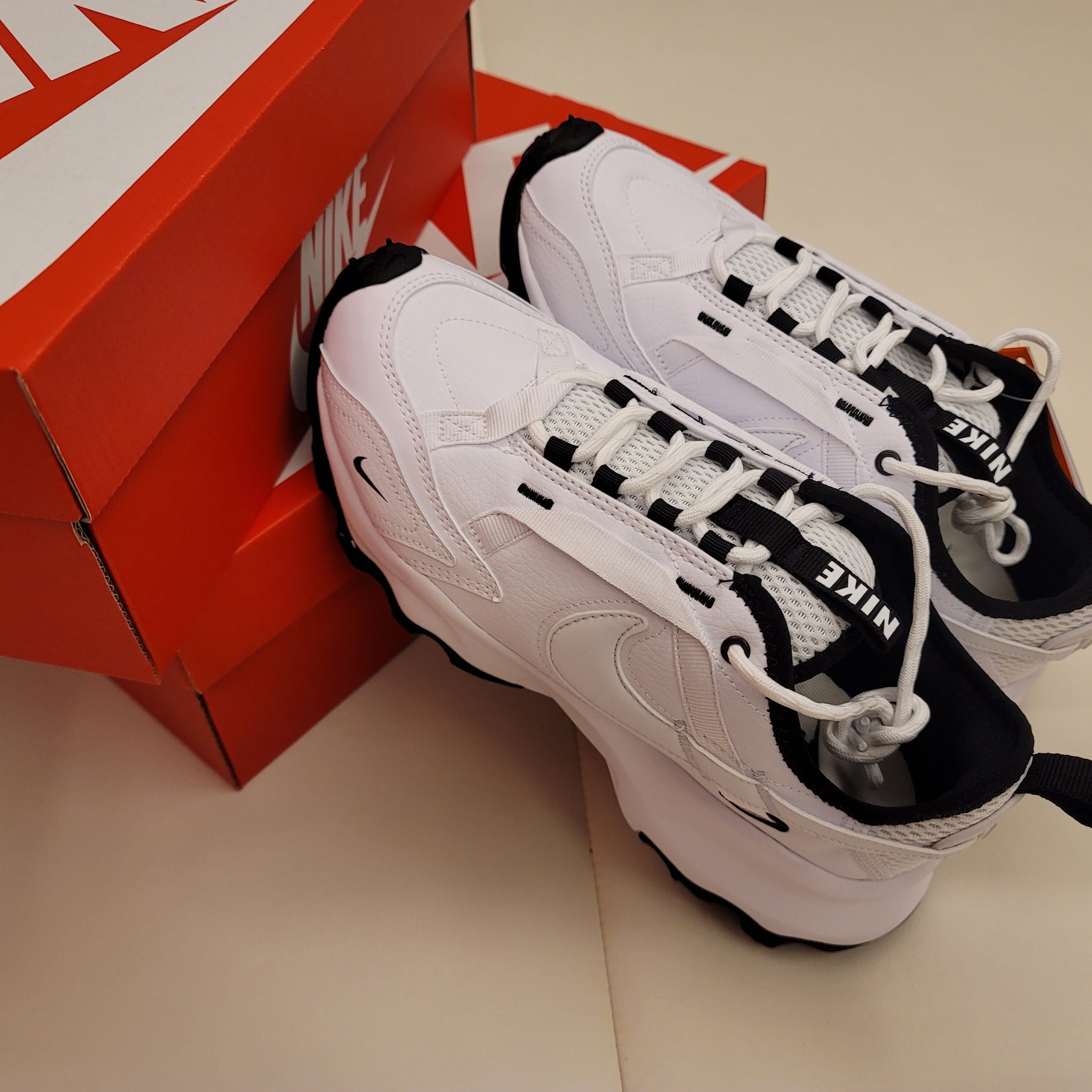 (W) Nike TC 7900 White Black 착용 스타일 - 1