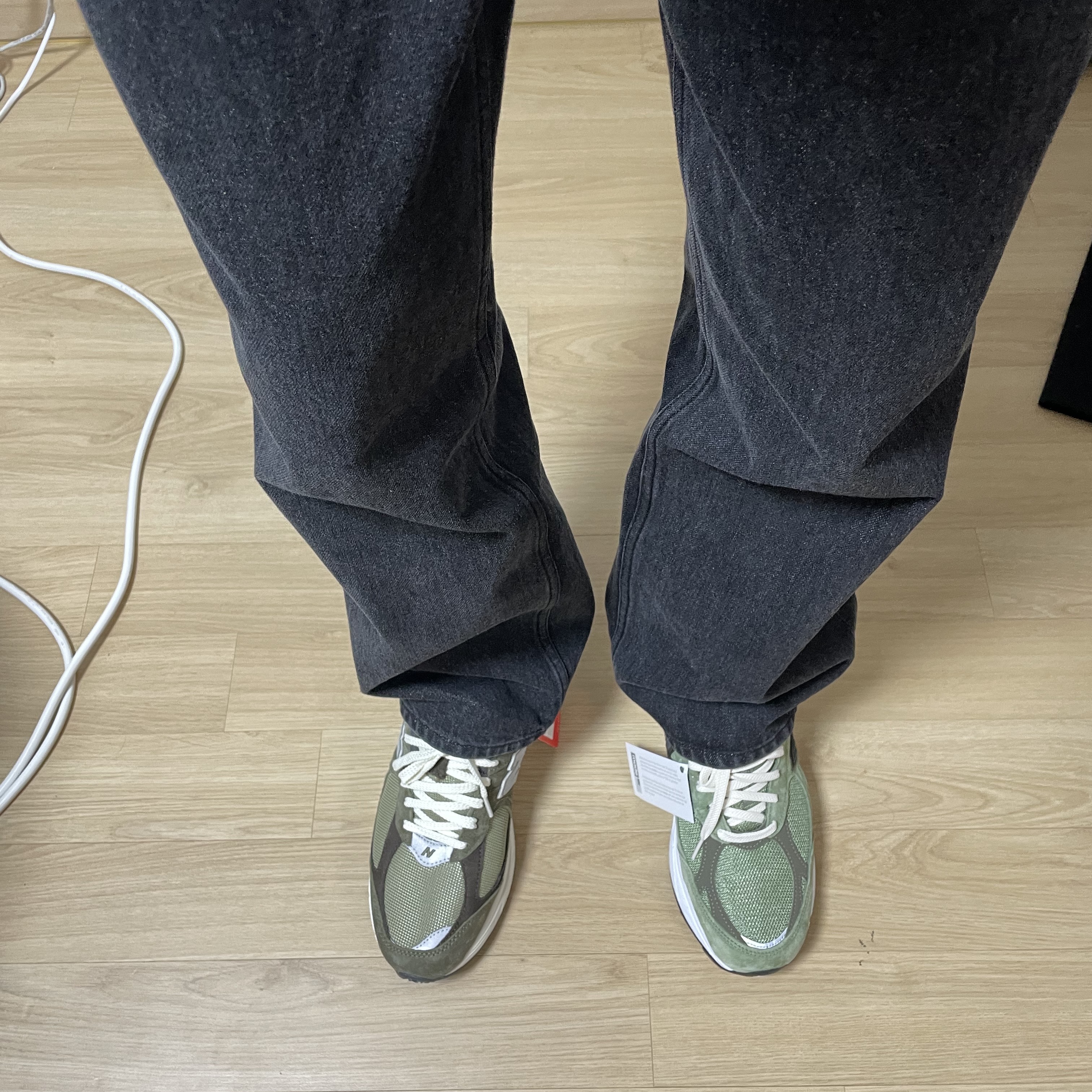 New Balance 2002R Special Vintage Khaki, New Balance x JJJJound 990v3 Olive 착용 스타일 - 1