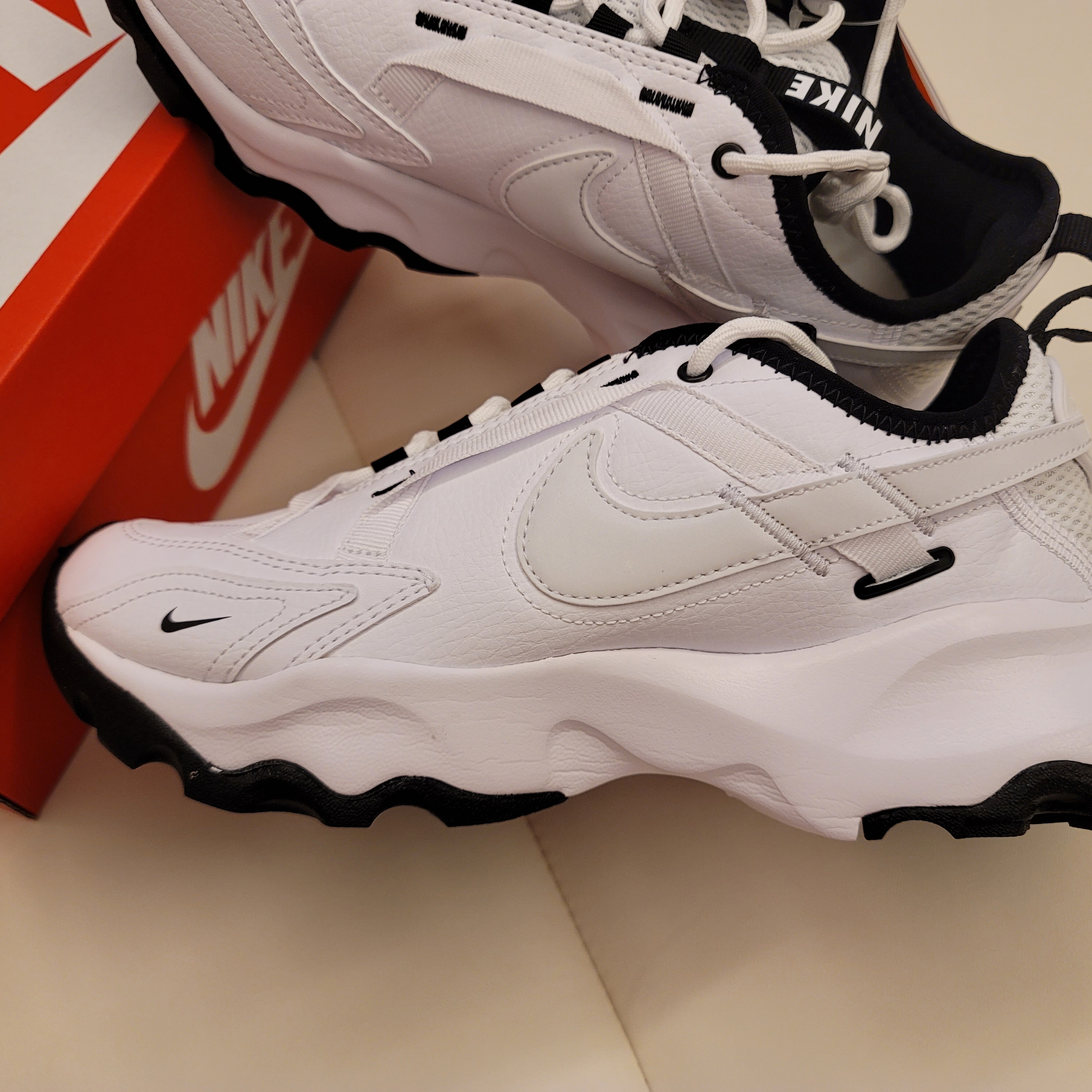 (W) Nike TC 7900 White Black 착용 스타일 - 2