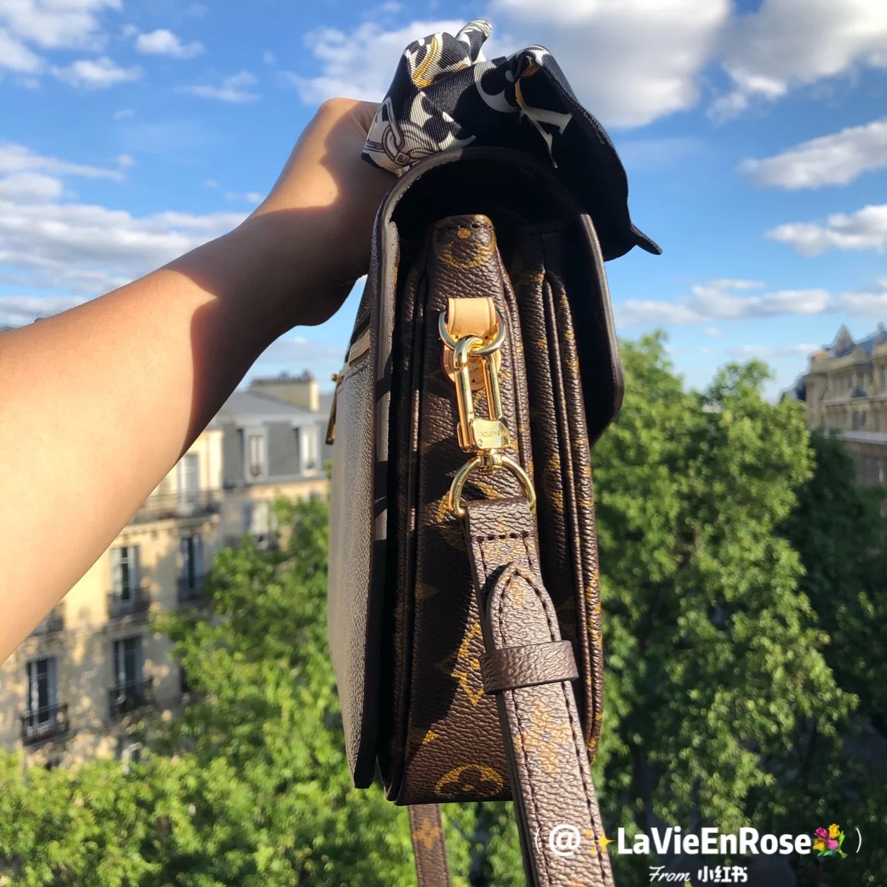 Louis Vuitton Pochette Metis Monogram 착용 스타일 - 3