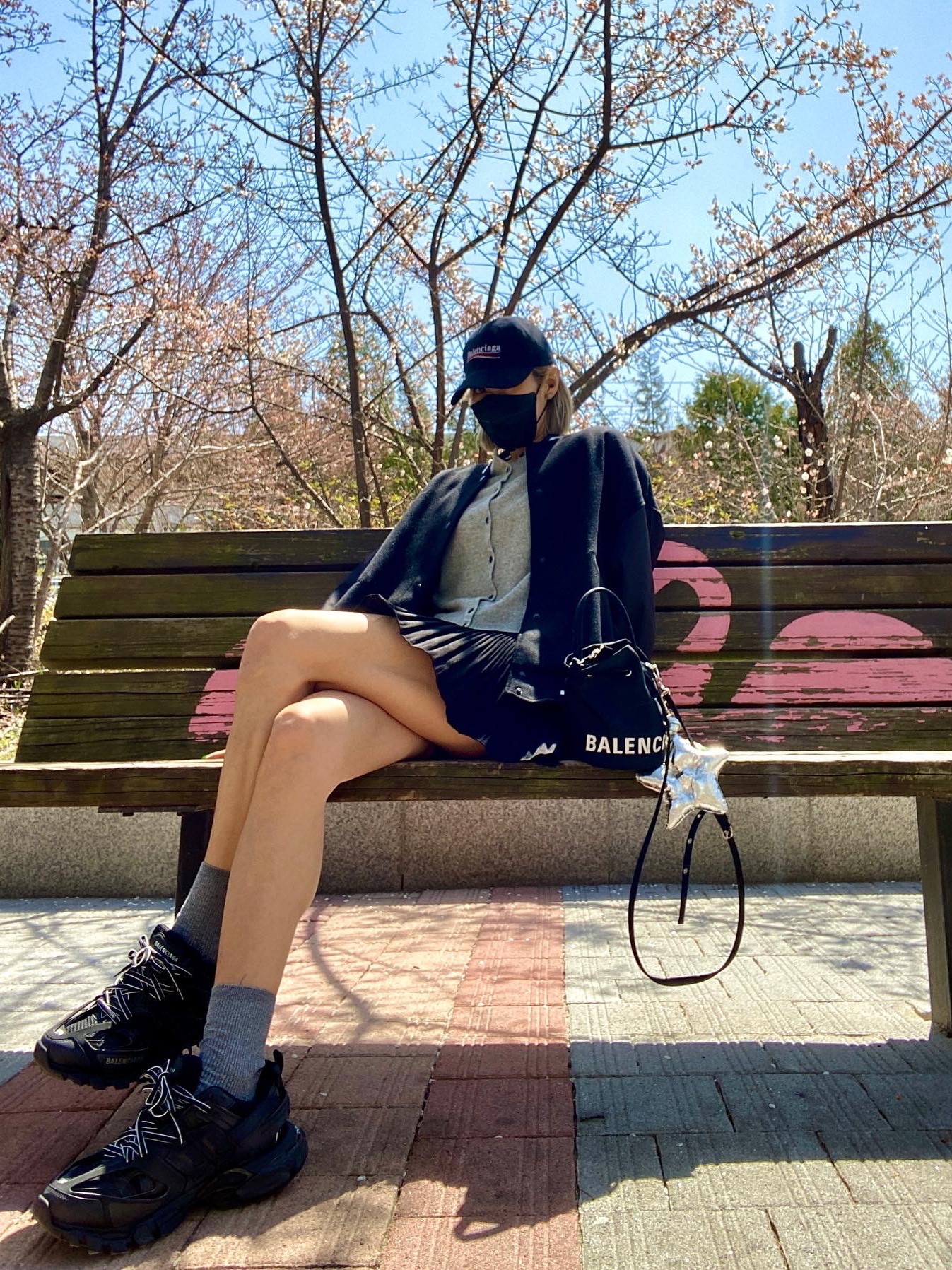 (W) Balenciaga Track Sneakers Triple Black, Balenciaga Wheel XS Drawstring Bucket Bag Black White 착용 스타일