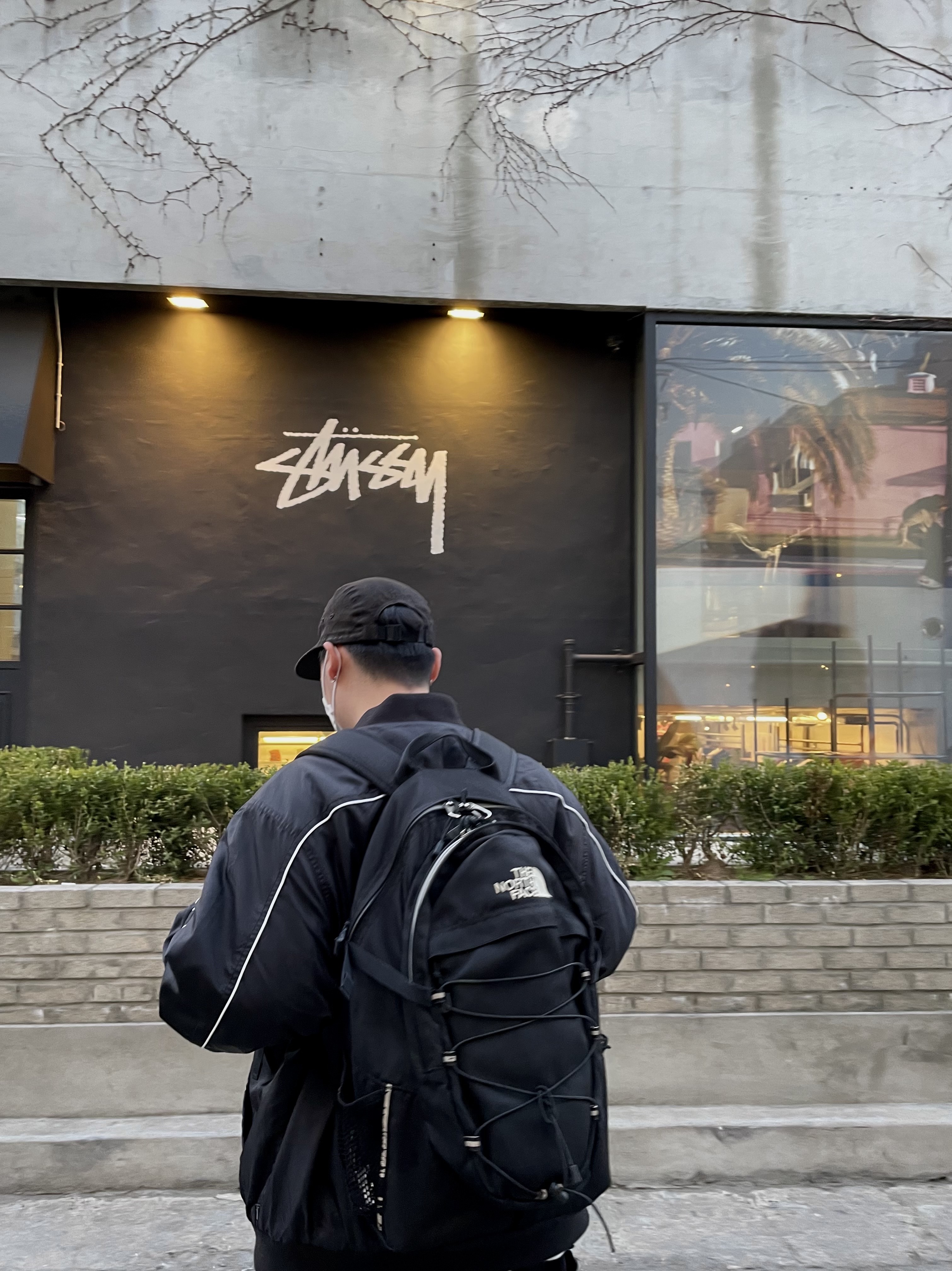 Nike x Supreme Air Force 1 Low White, Supreme Contrast Script Varsity Jacket Black - 20FW 착용 스타일 - 4