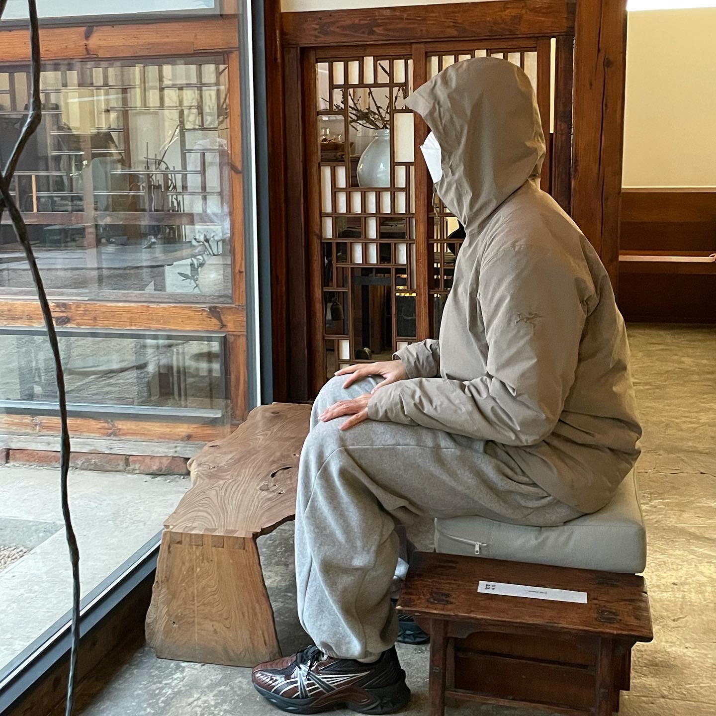 Asics HN2-S Protoblast Chocolate Brown, Arc'teryx Koda Jacket Moonshadow 착용 스타일 - 1