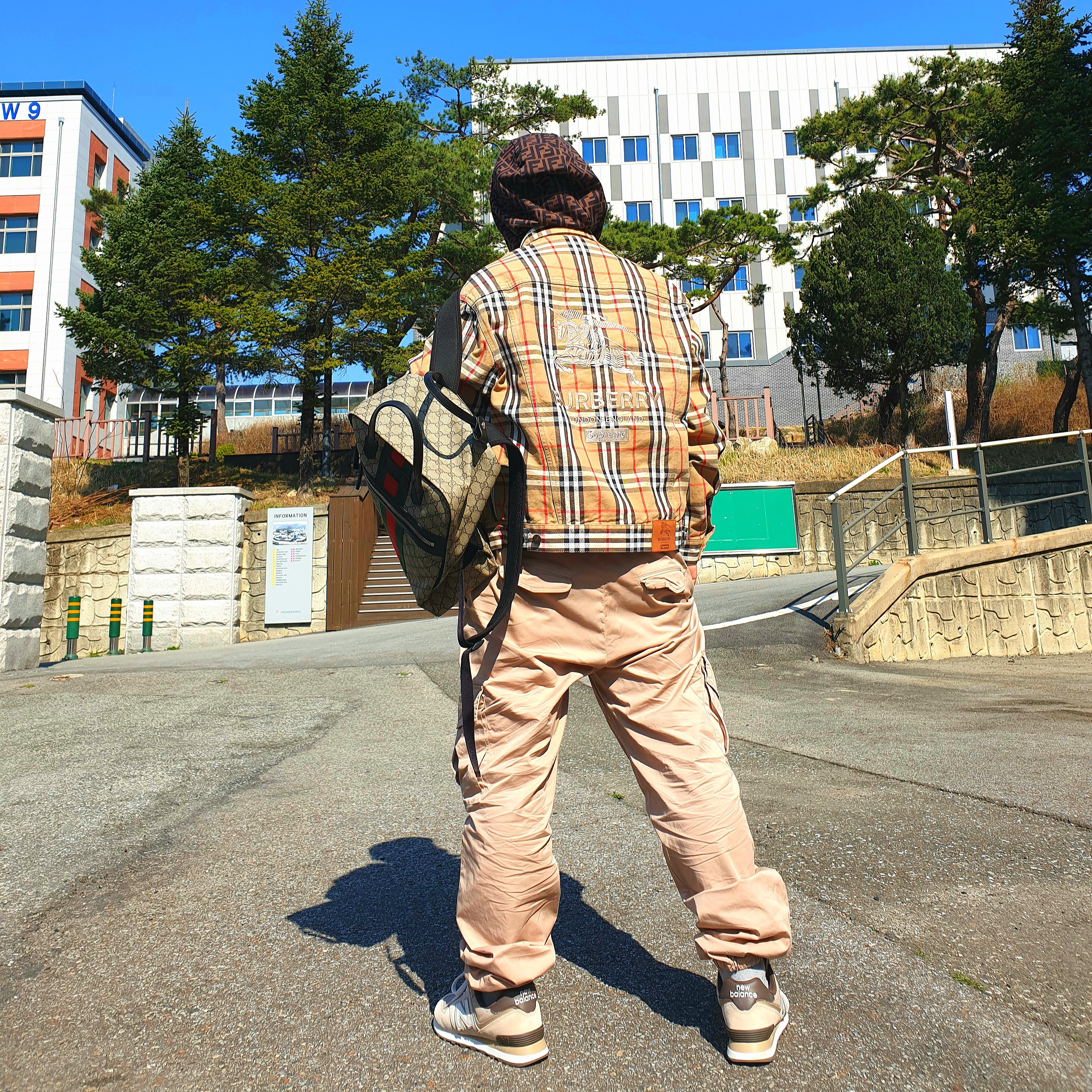 New Balance 574 Brown, Supreme x Burberry Denim Trucker Jacket Beige - 22SS 착용 스타일