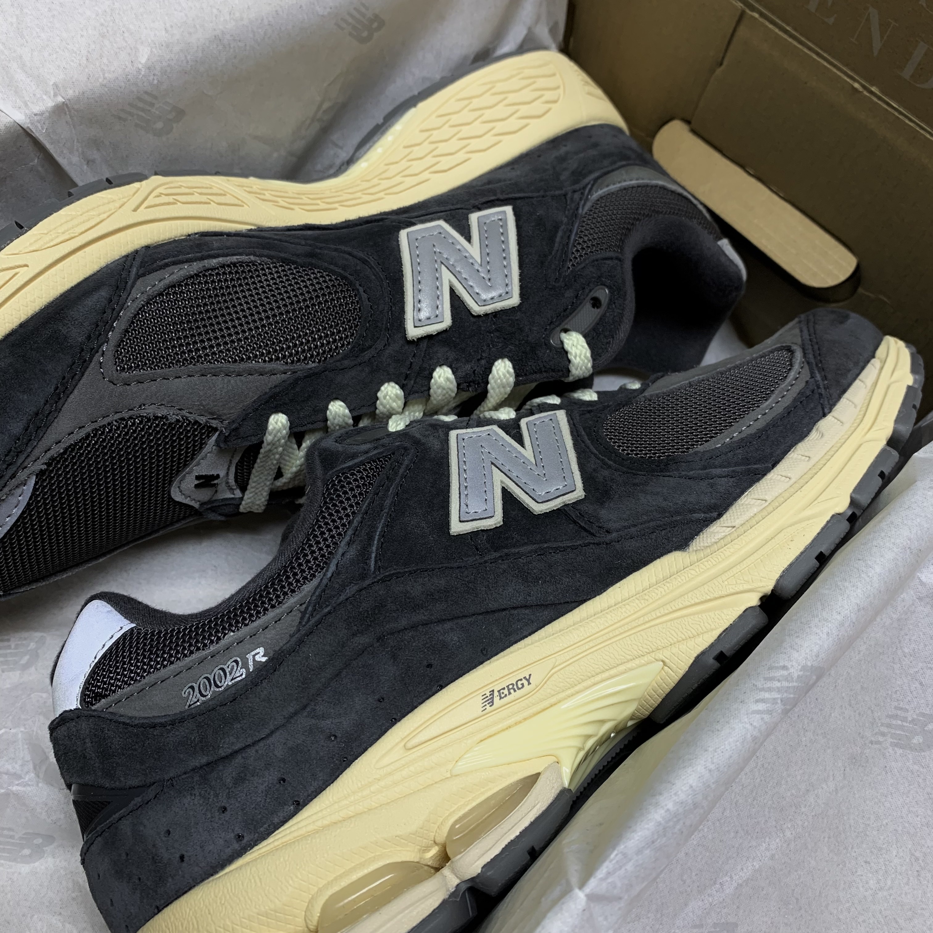 New Balance 2002R Special Vintage Black Grey 착용 스타일
