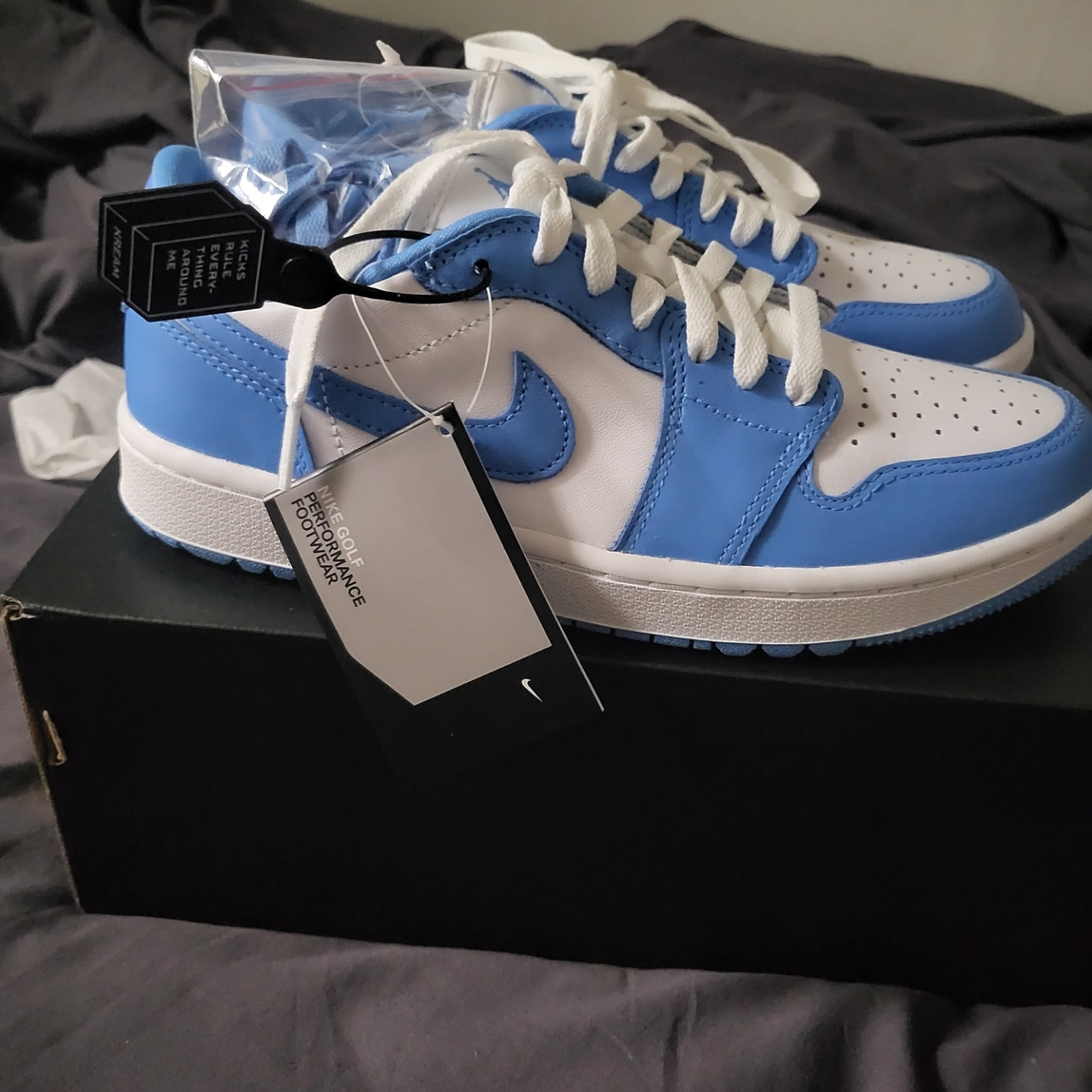Jordan 1 Low Golf White and University Blue 착용 스타일