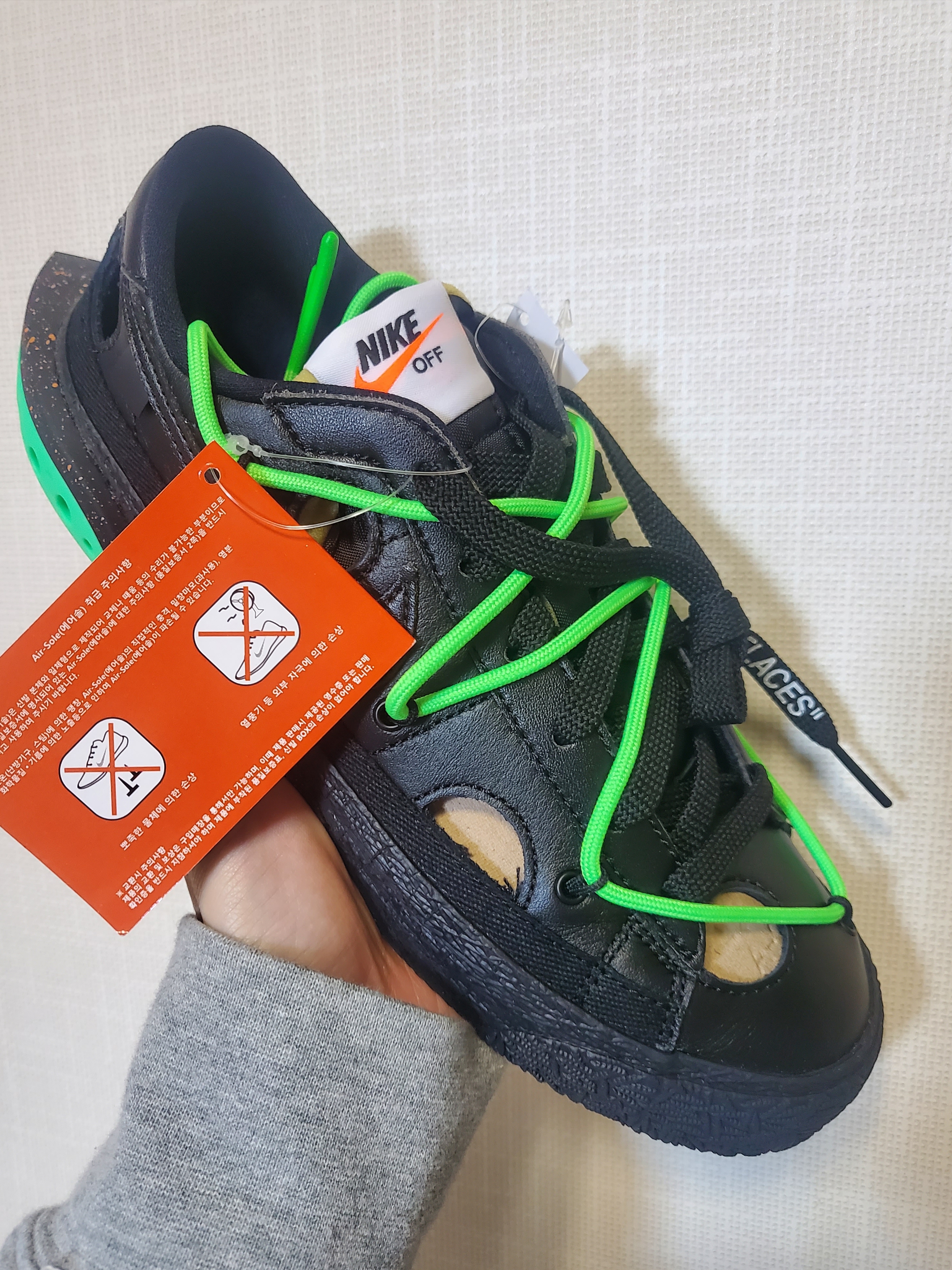 Nike x Off-White Blazer Low '77 Black and Electro Green 착용 스타일