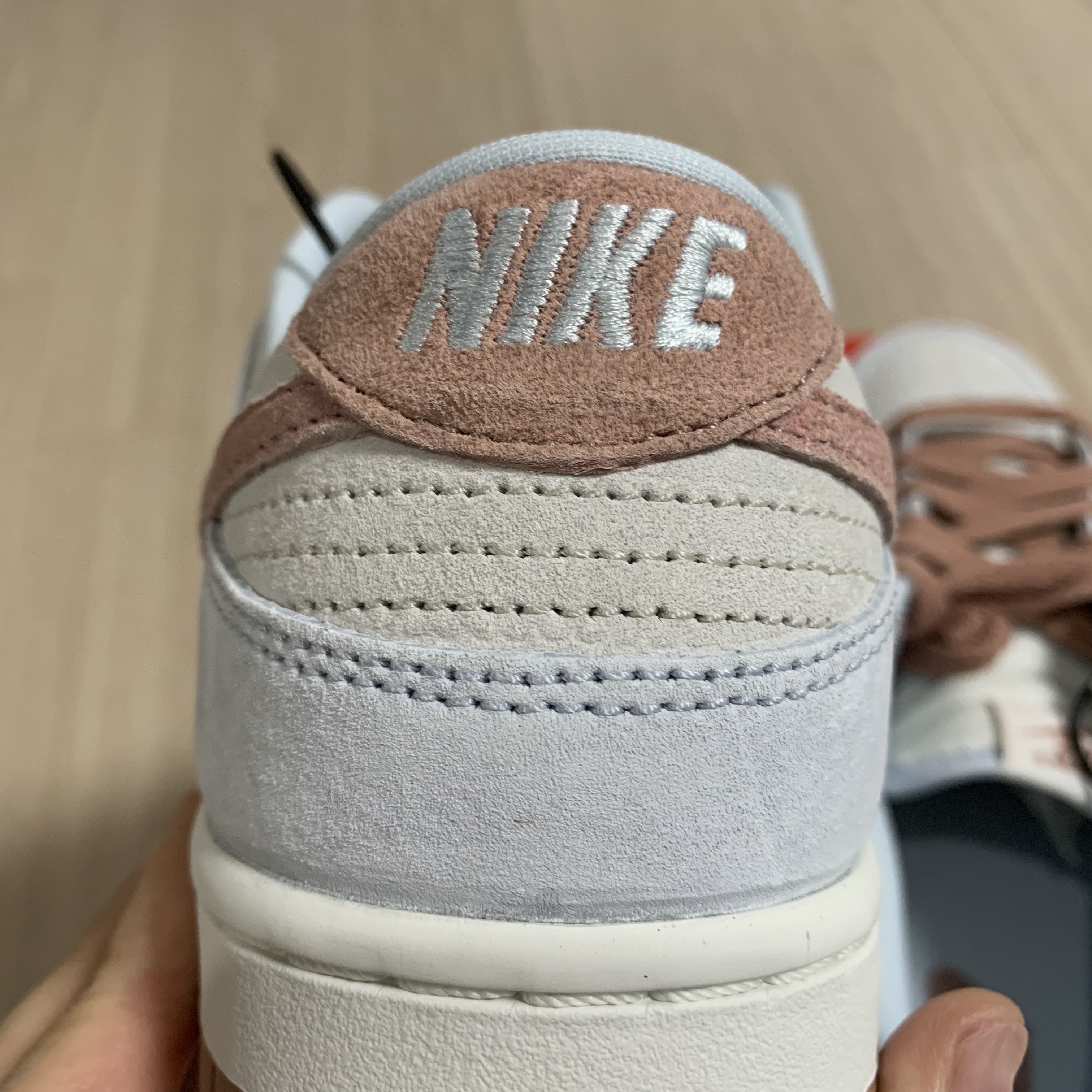 Nike Dunk Low Retro PRM Fossil Rose 착용 스타일 - 3