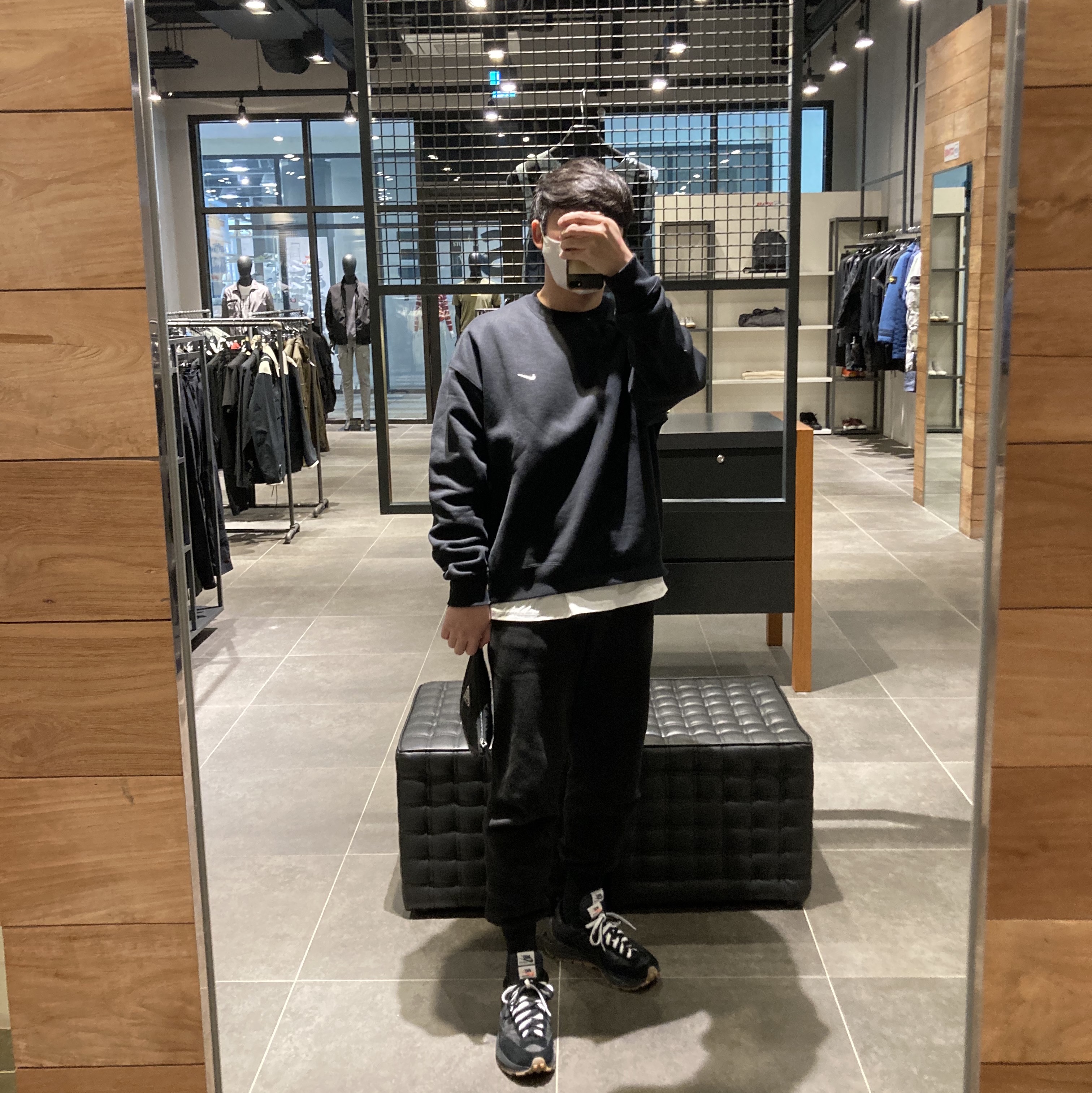 Nike x Sacai VaporWaffle Black and Gum, Nike NRG Solo Swoosh Crew Fleece Black White - Asia 착용 스타일 - 1
