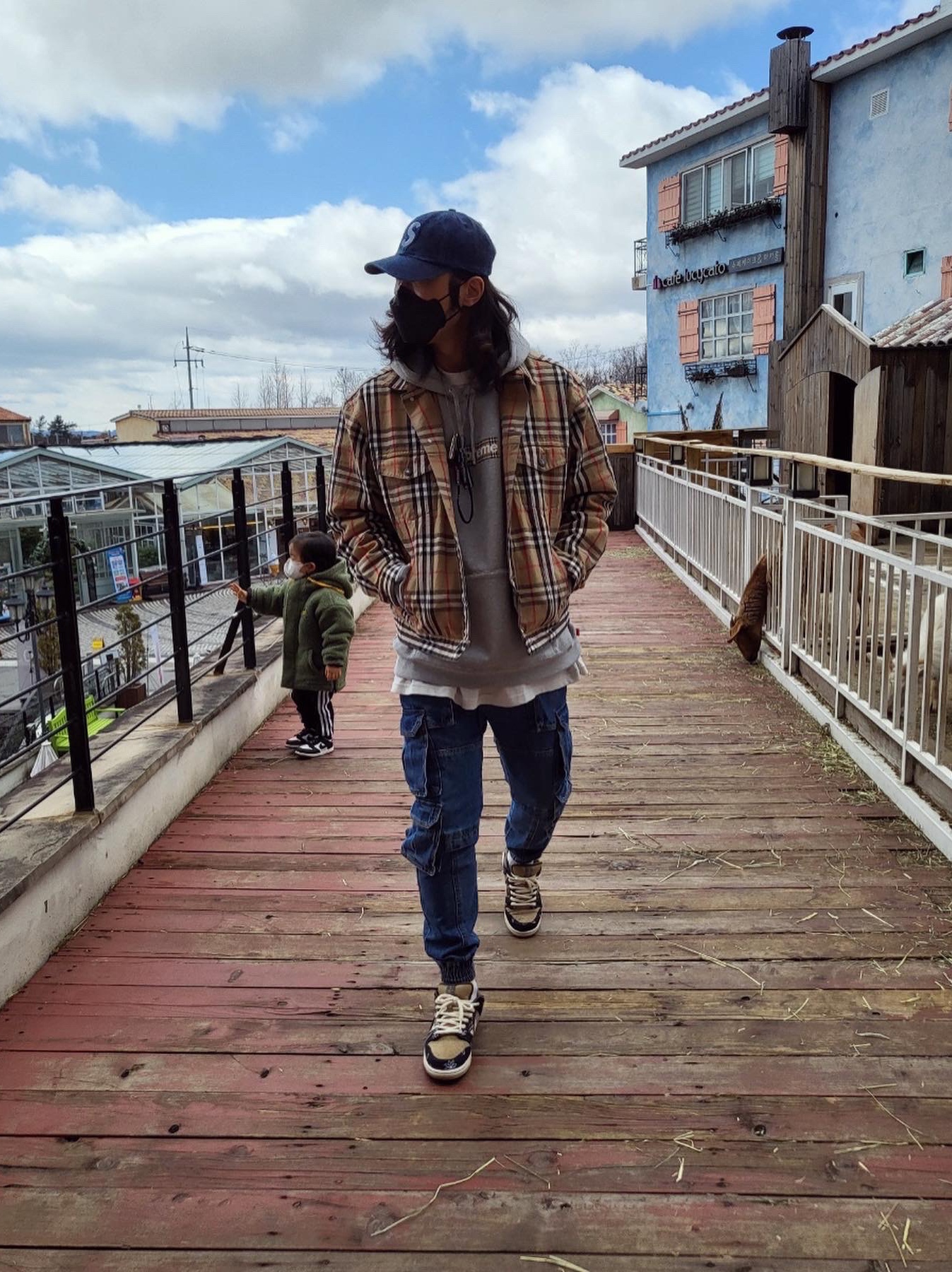 Supreme x Burberry Box Logo Hooded Sweatshirt Heather Grey - 22SS, Nike x Travis Scott SB Dunk Low 착용 스타일 - 1