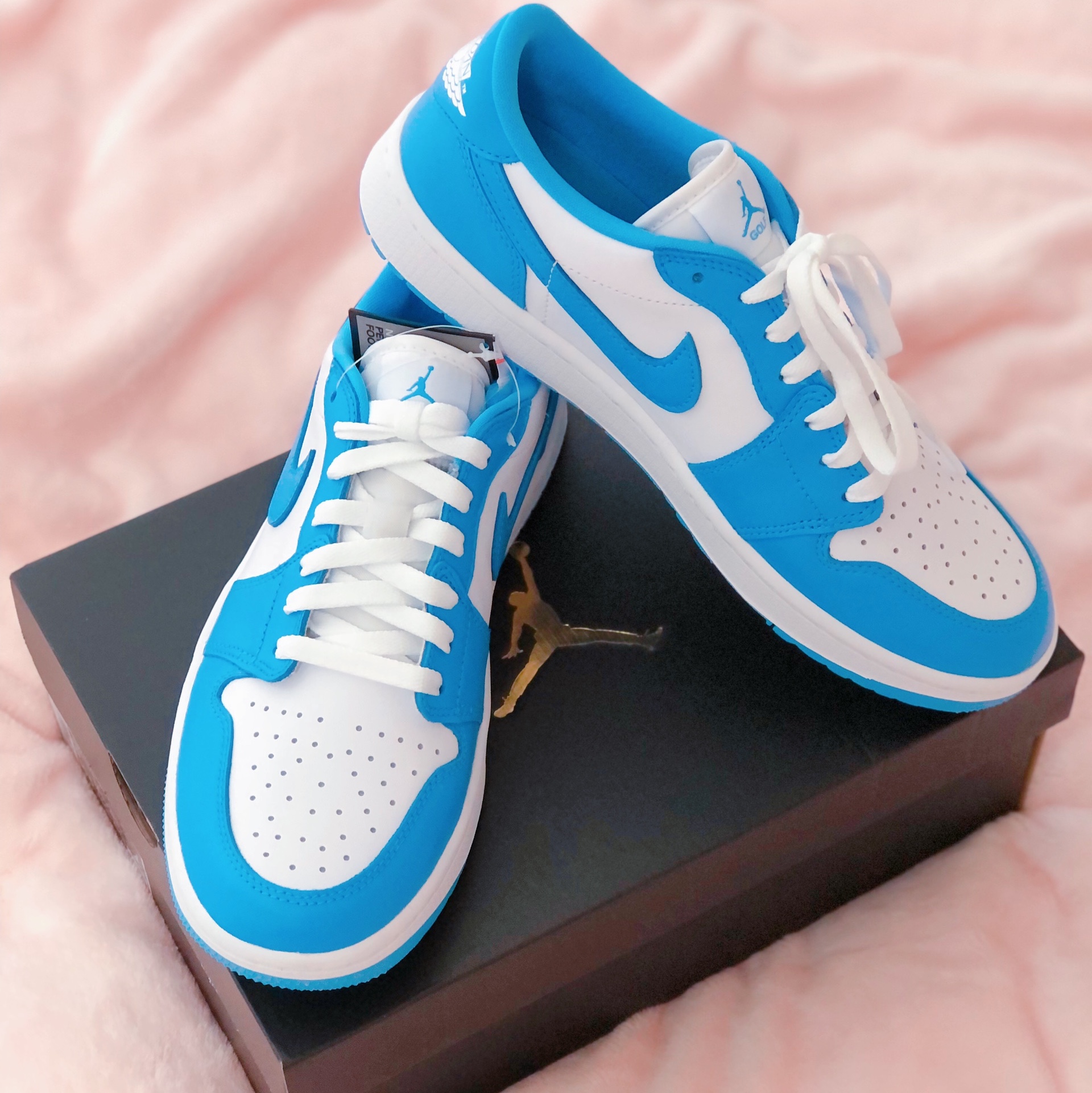 Jordan 1 Low Golf White and University Blue 착용 스타일
