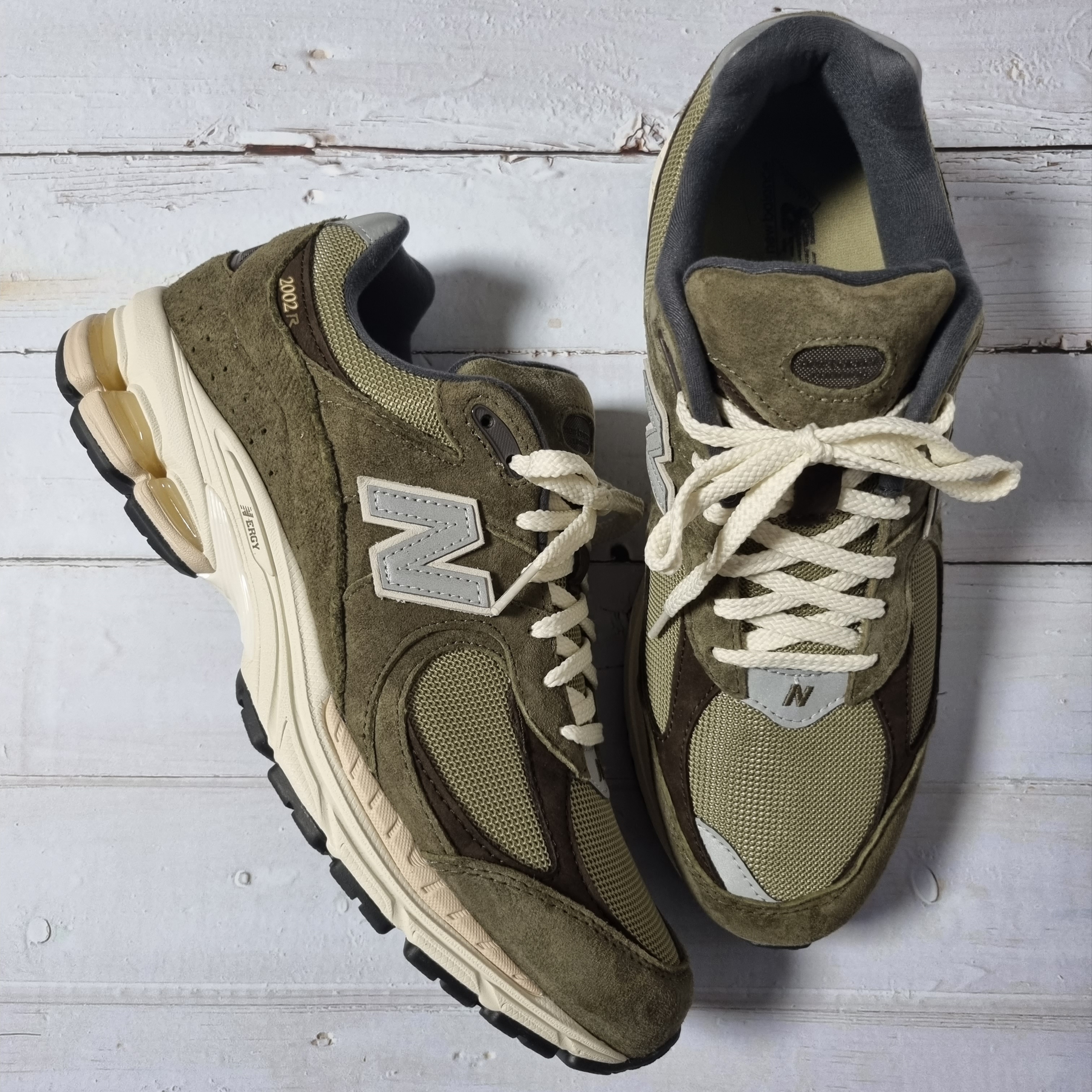 New Balance 2002R Special Vintage Khaki 착용 스타일