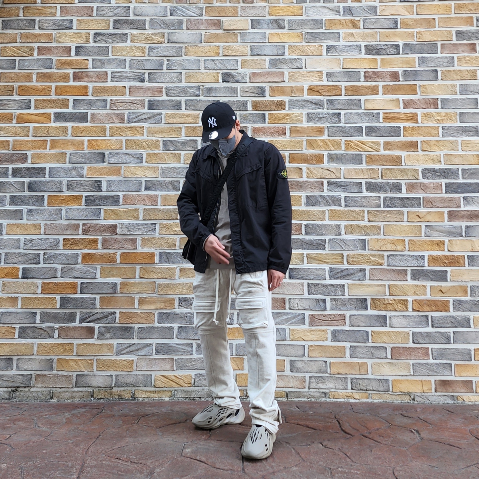 Adidas Yeezy Foam RNNR Stone Sage, Porter Tanker Shoulder Bag L Black 착용 스타일