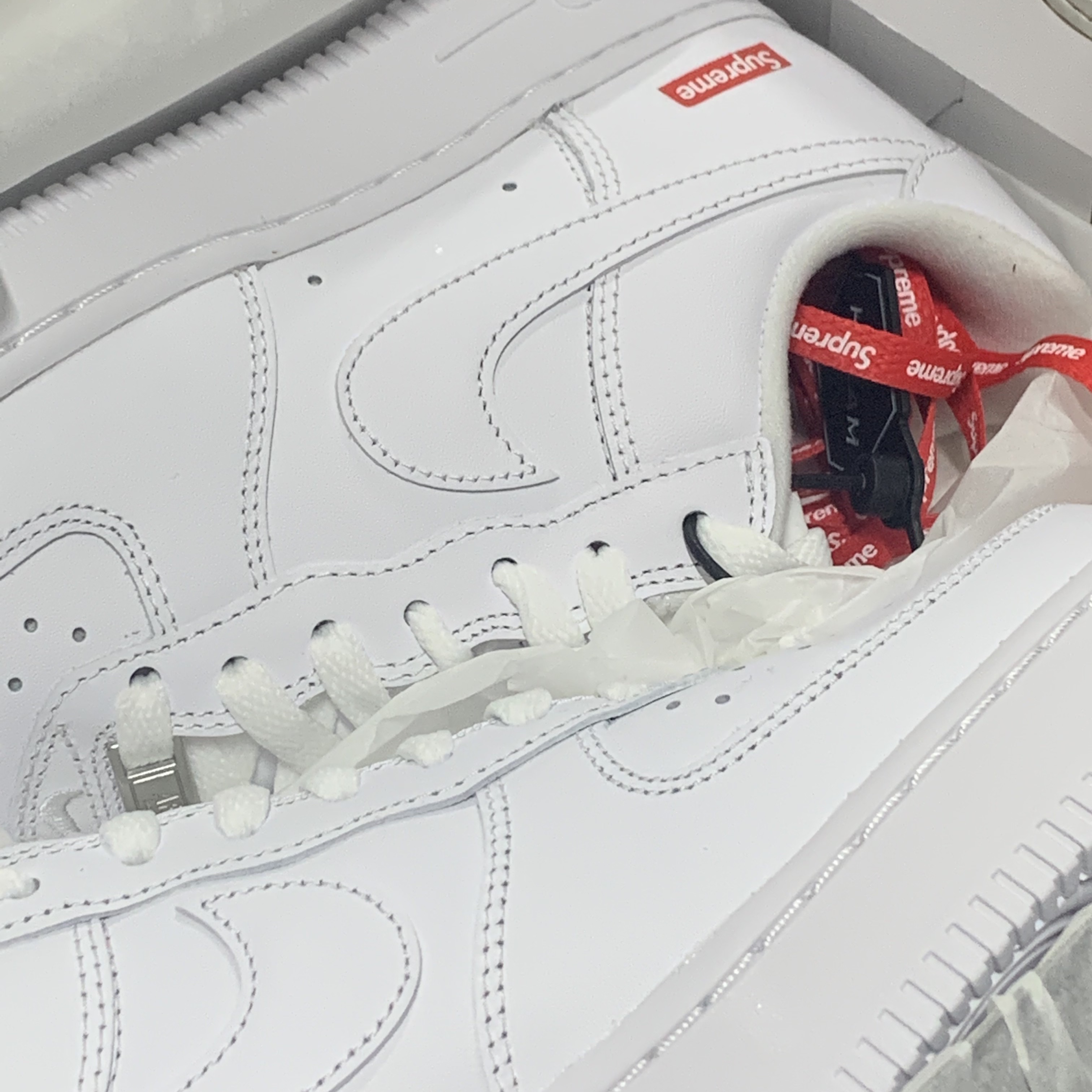 Nike x Supreme Air Force 1 Low White 착용 스타일
