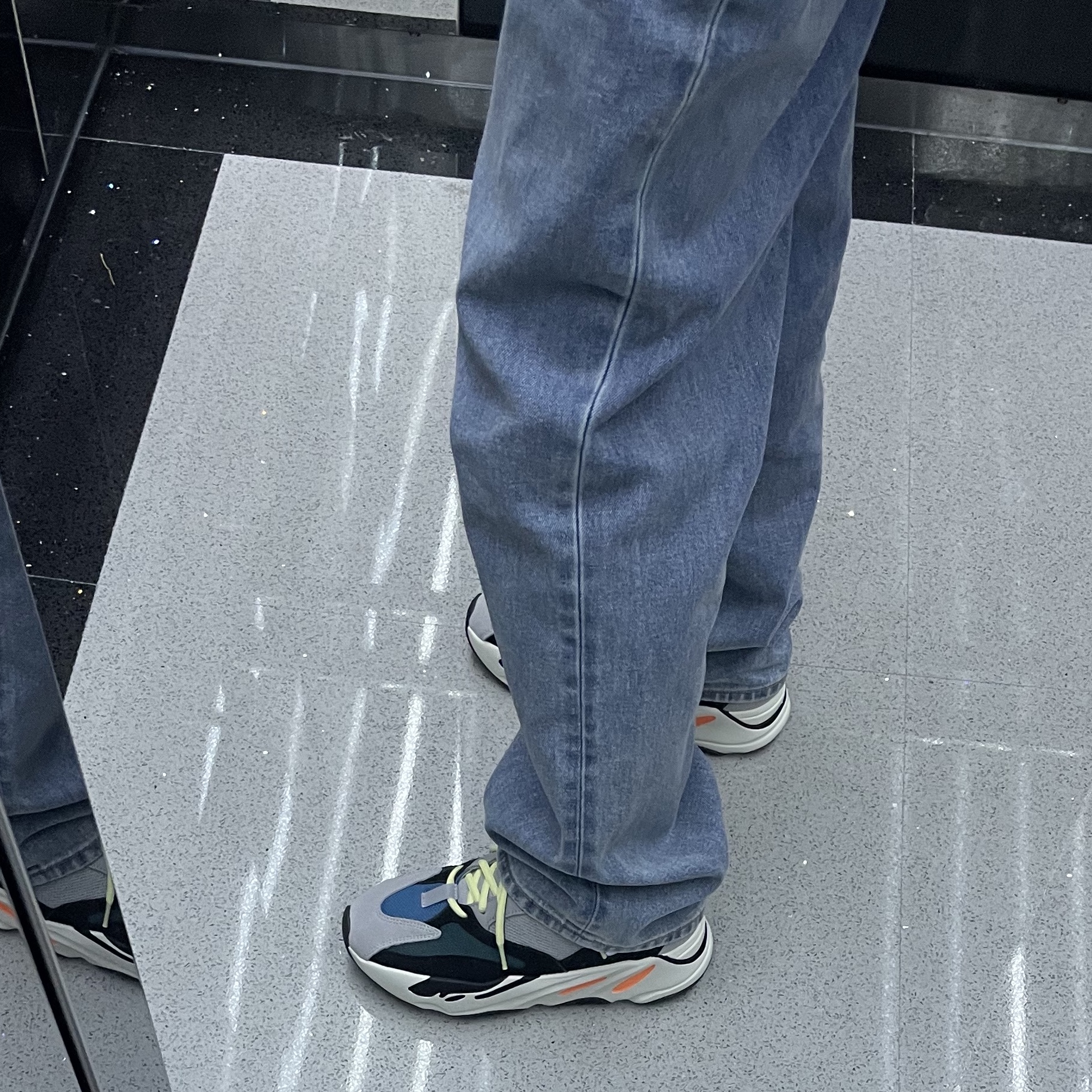 Adidas Yeezy Boost 700 Wave Runner Solid Grey 2021/2022 착용 스타일 - 2
