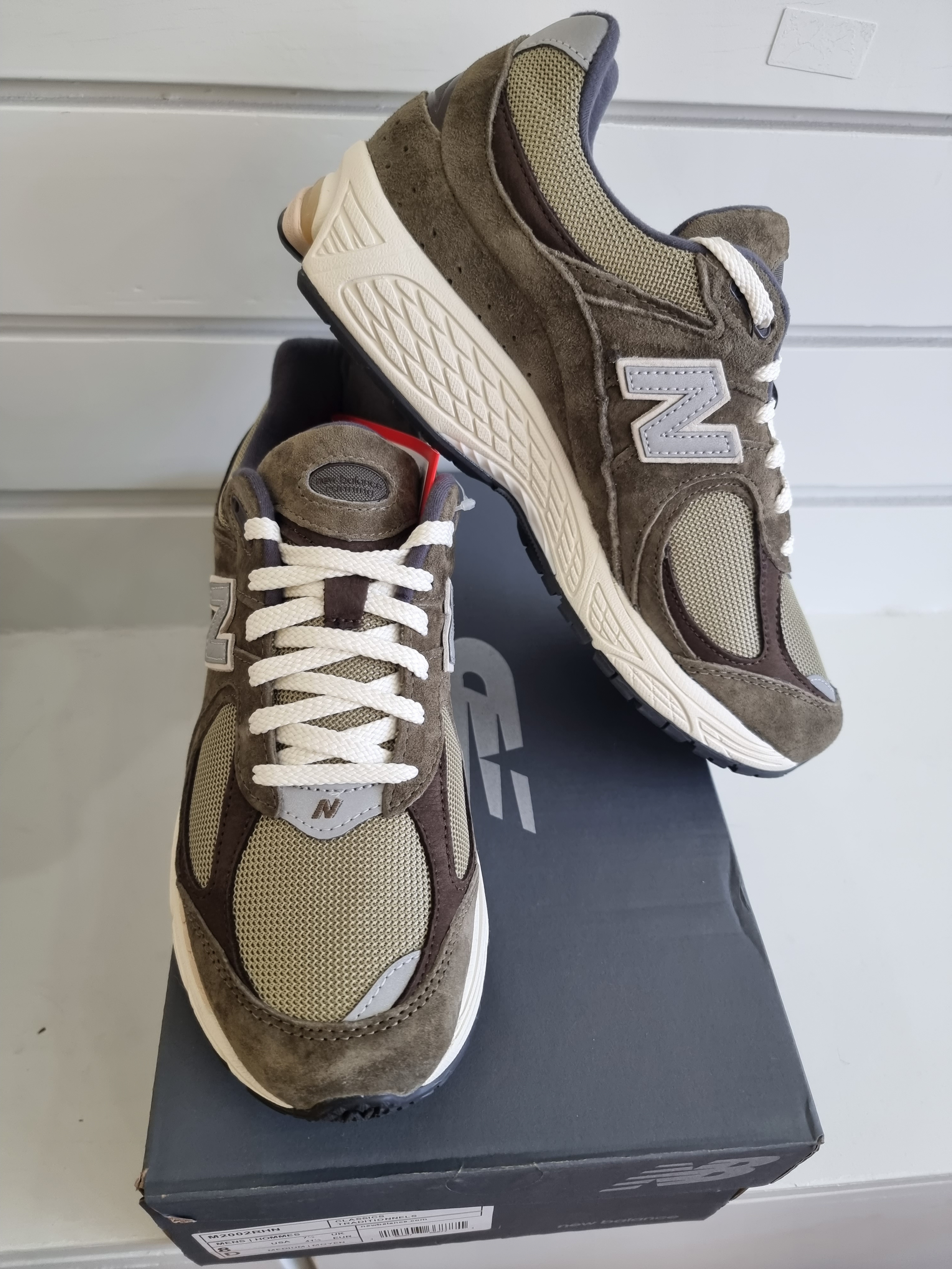 New Balance 2002R Special Vintage Khaki 착용 스타일 - 2