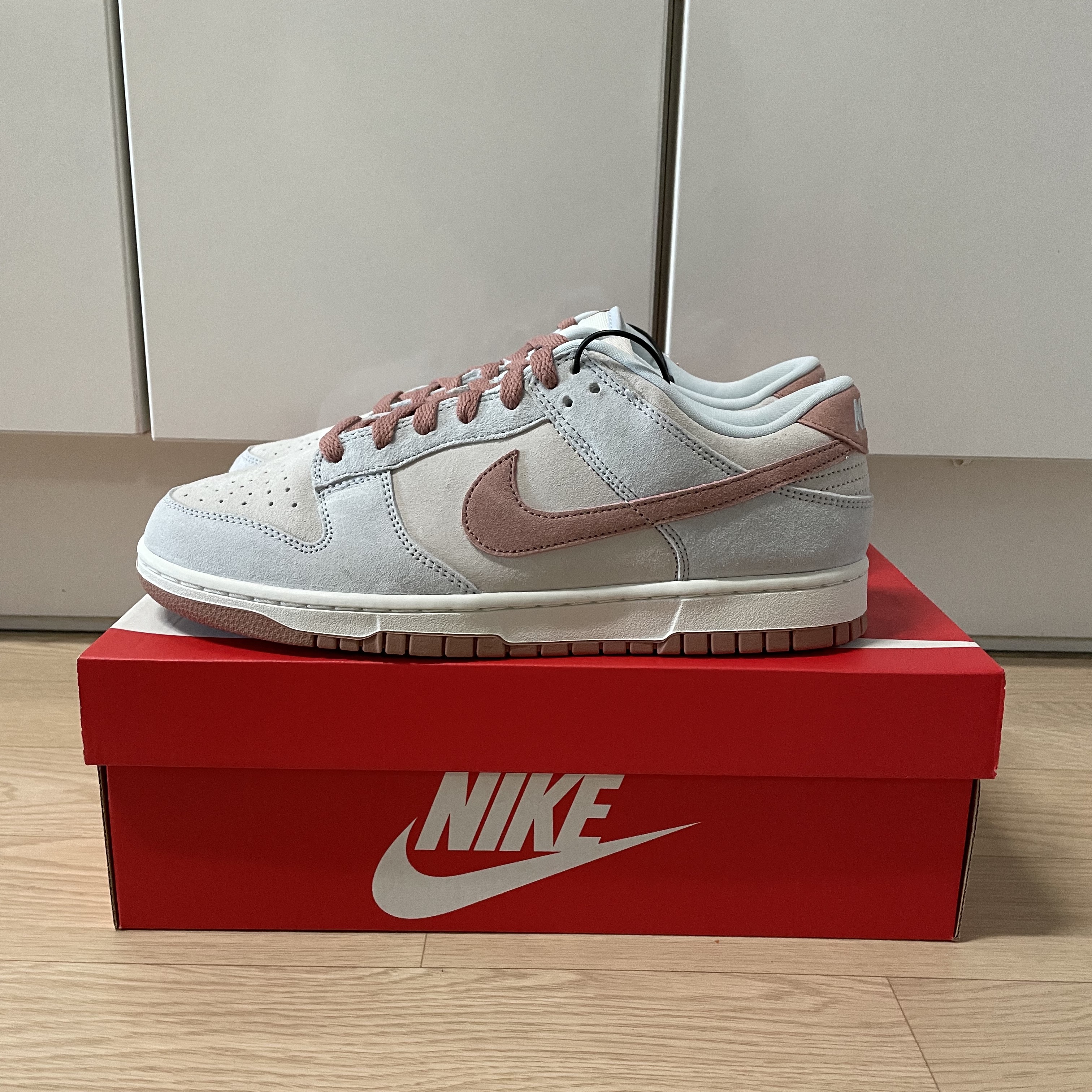 Nike Dunk Low Retro PRM Fossil Rose 착용 스타일 - 2