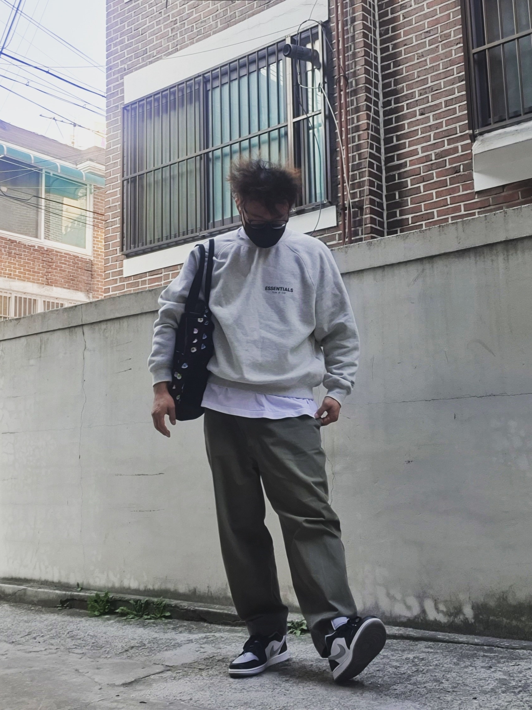 Jordan 1 Low Black Light Smoke Grey, Essentials The Core Collection Pullover Crewneck Oatmeal 착용 스타일