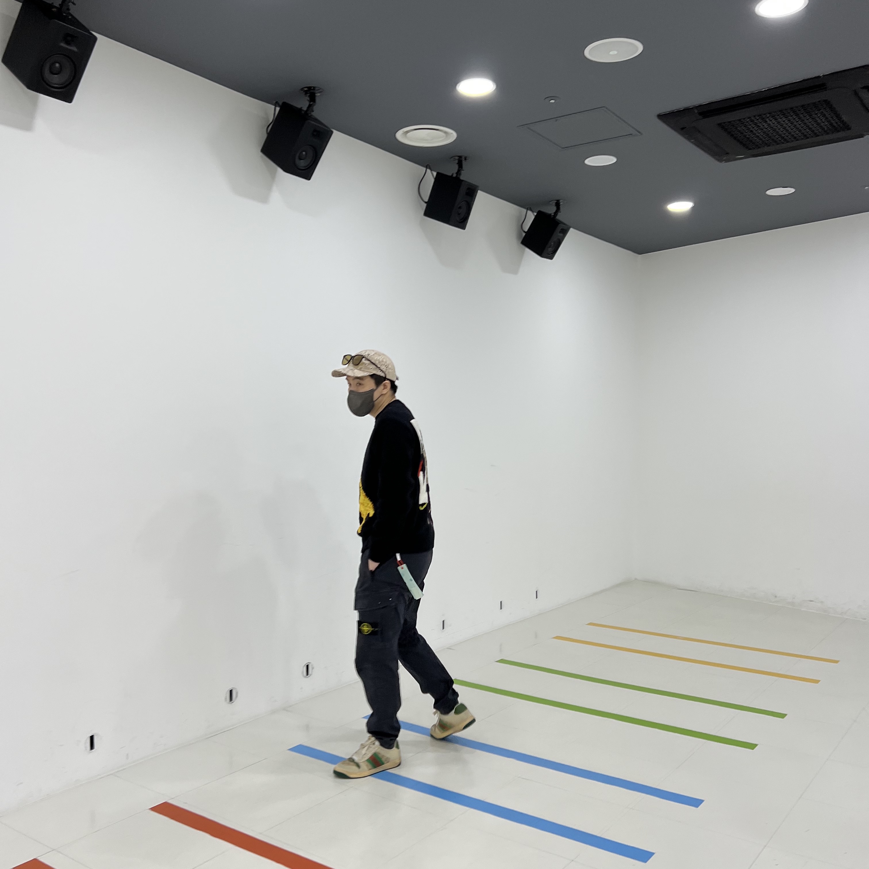 Gucci Screener GG Canvas Distressed Sneakers, Stone Island 313L1 Old Dye Treatment Cargo Pants Steel Grey - 21FW 착용 스타일 - 1