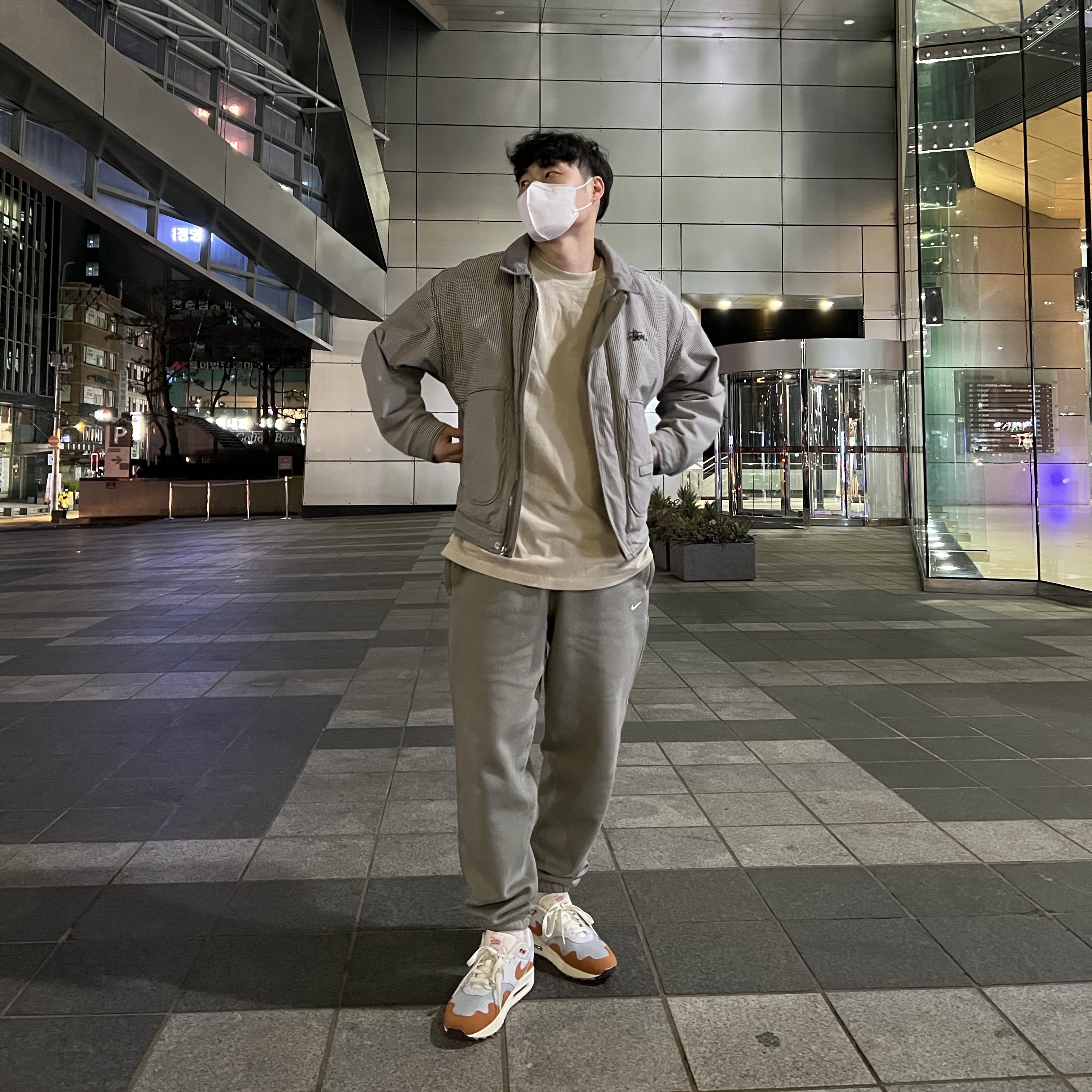 Nike x Patta Air Max 1 Monarch, Nike NRG Solo Swoosh Fleece Pants Light Army - US/EU 착용 스타일 - 2