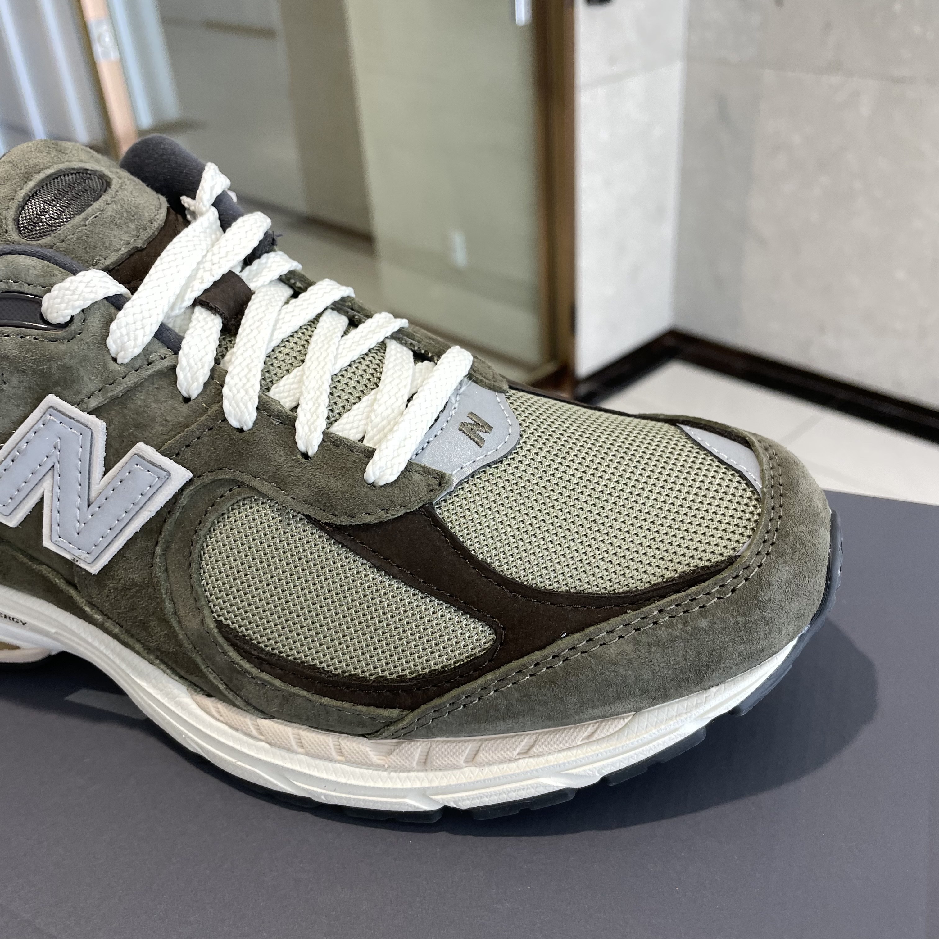 New Balance 2002R Special Vintage Khaki 착용 스타일 - 3