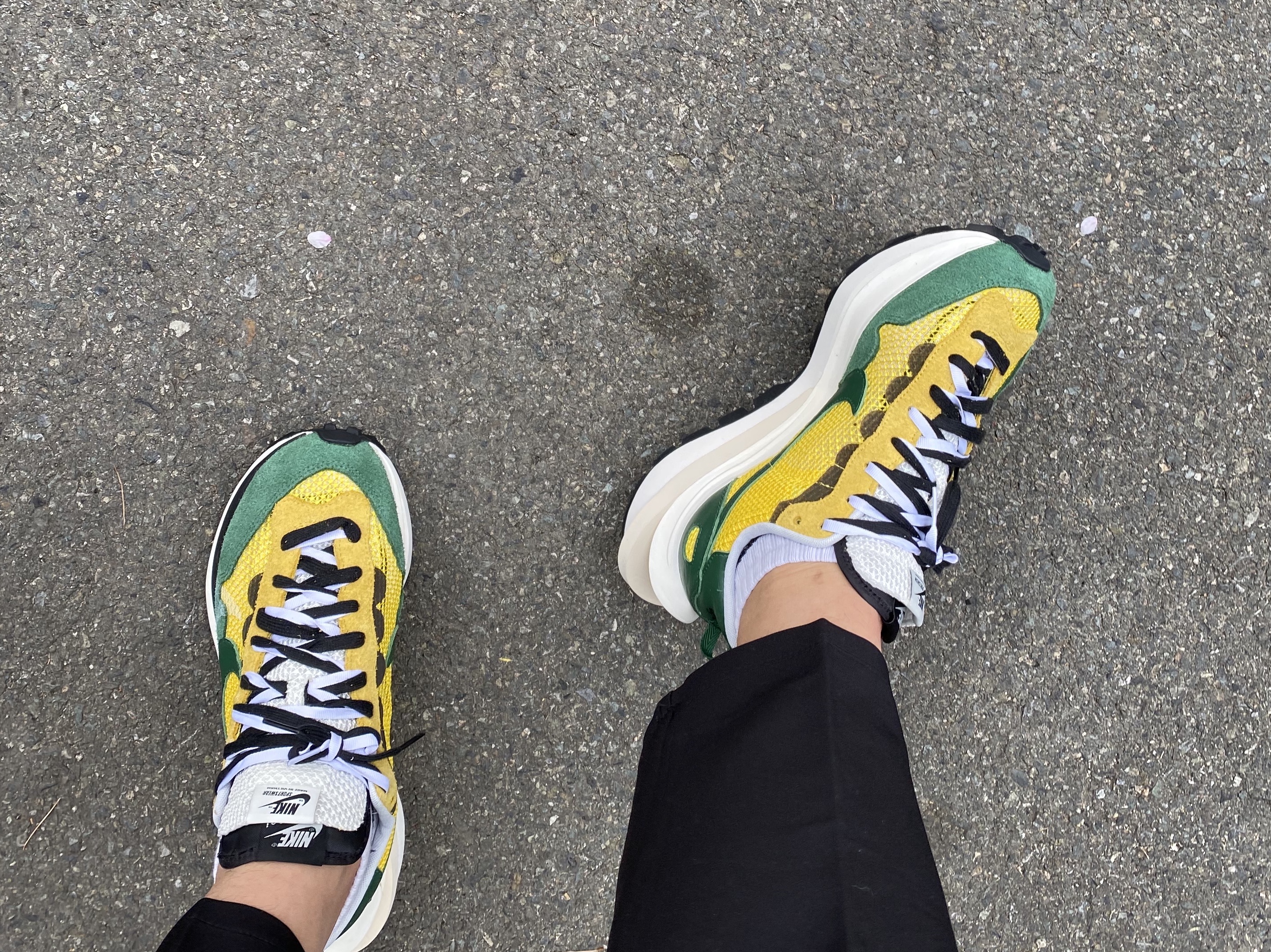 Nike x Sacai VaporWaffle Tour Yellow & Gorge Green Sail 착용 스타일 - 3