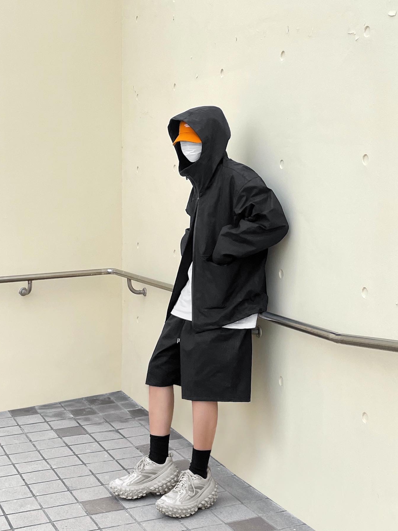 Balenciaga Defender Sneakers Beige 착용 스타일 - 2