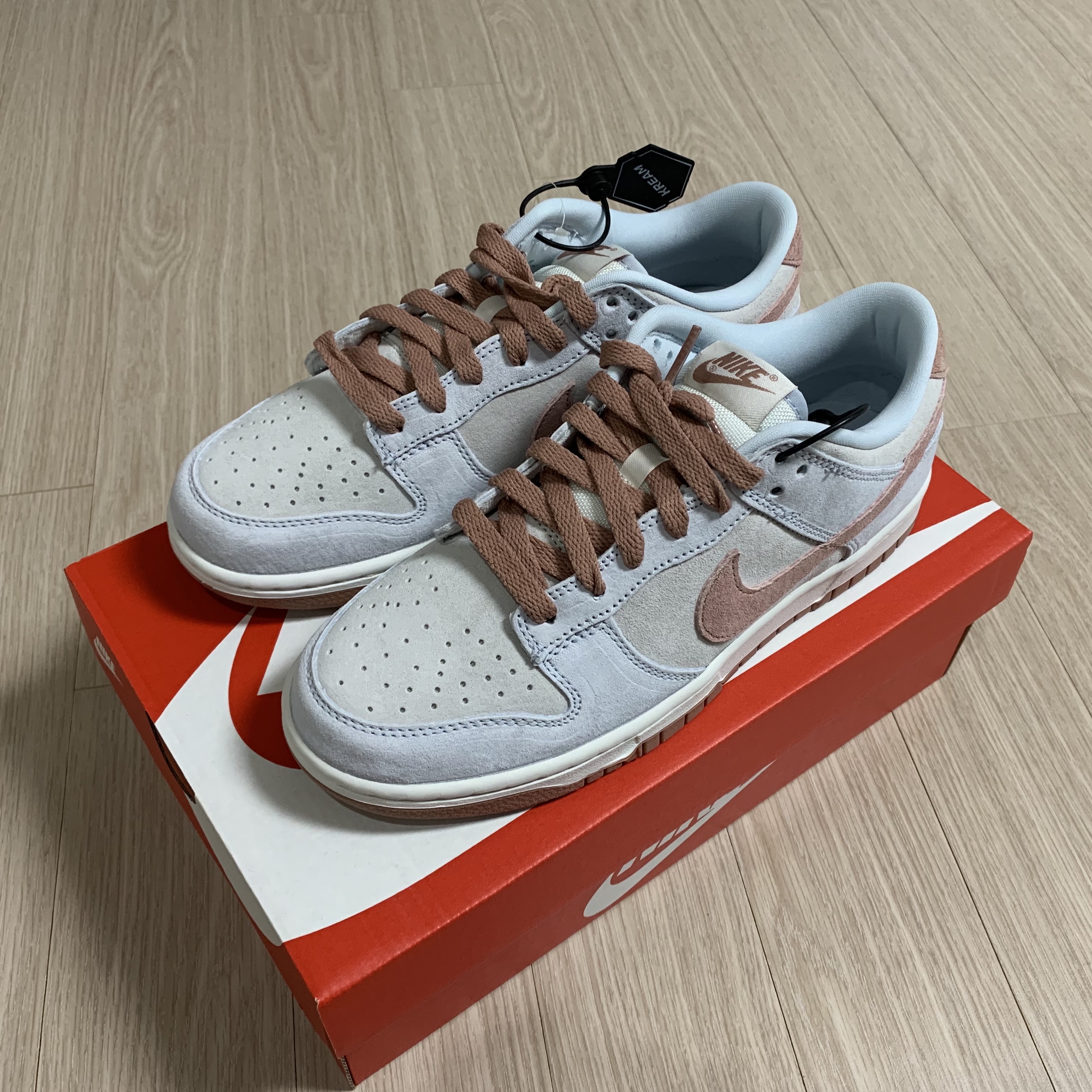 Nike Dunk Low Retro PRM Fossil Rose 착용 스타일 - 1