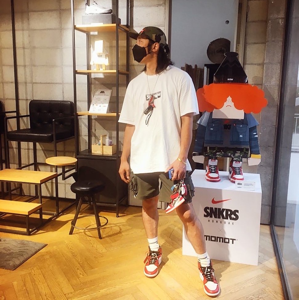 Supreme x Emilio Pucci Box Logo T-Shirt White Black - 21SS, Jordan 1 x Off-White Retro High Chicago The Ten 착용 스타일 - 2