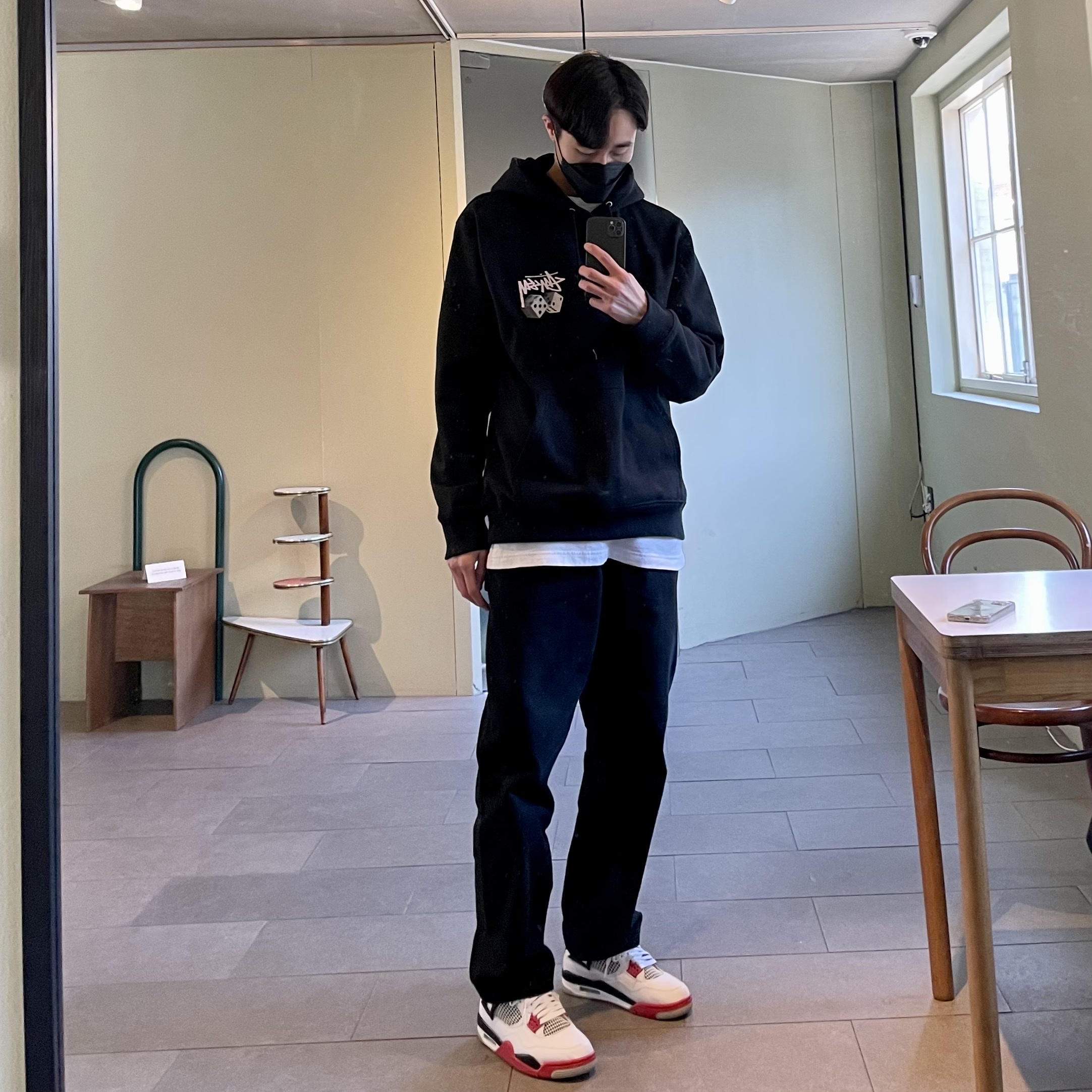 Stussy Roll The Dice Hoodie Black, Jordan 4 Retro OG Fire Red 2020 착용 스타일
