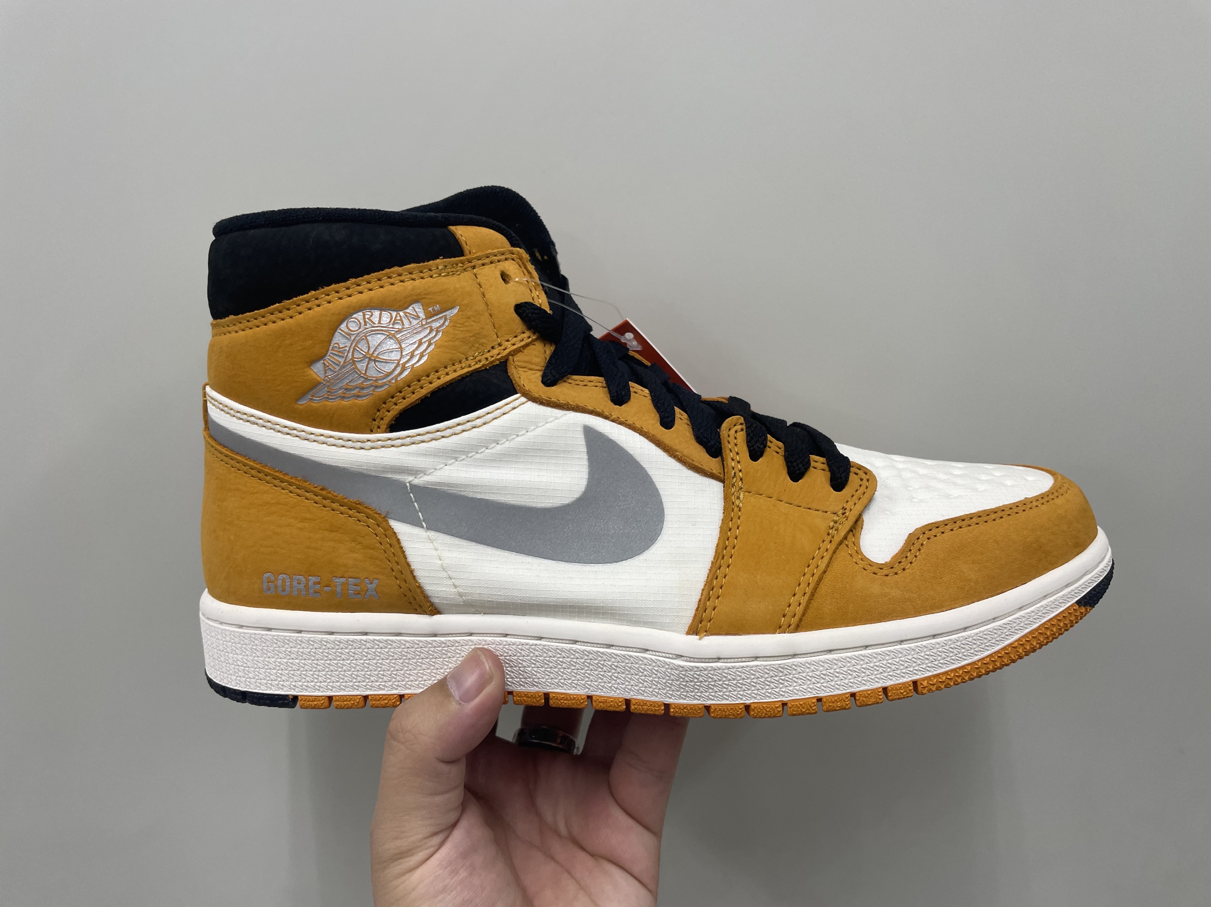 Jordan 1 Element Gore-Tex Light Curry 착용 스타일