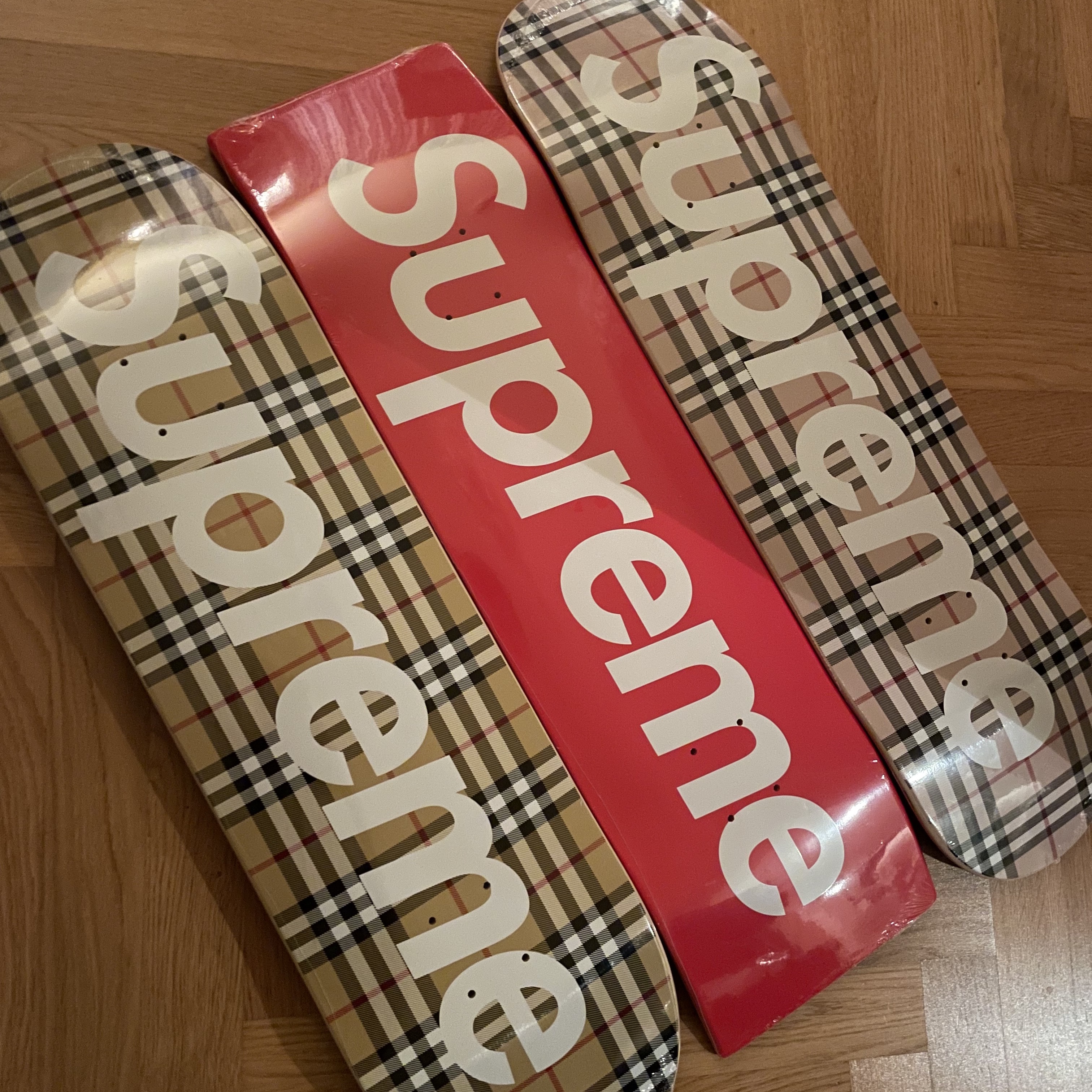 Supreme Uncut Box Logo Skateboard Deck Red - 22SS, Supreme x Burberry Skateboard Deck Beige - 22SS 착용 스타일