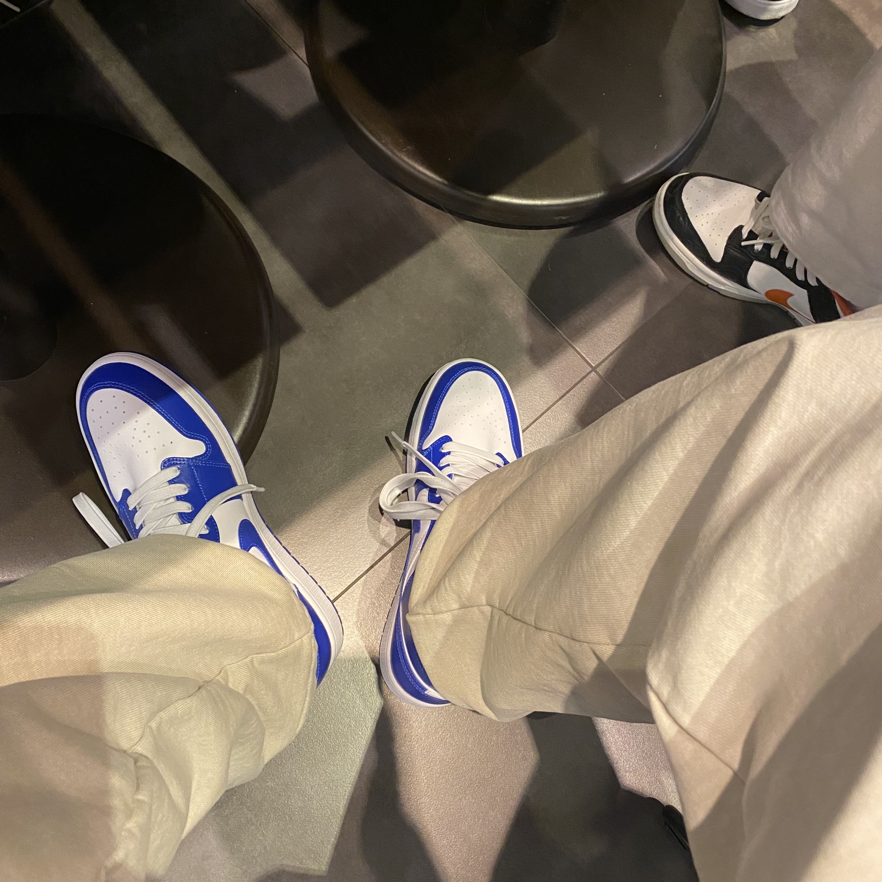 Nike Dunk Low Retro PRM Halloween, (W) Jordan 1 Mid White Hyper Royal 착용 스타일