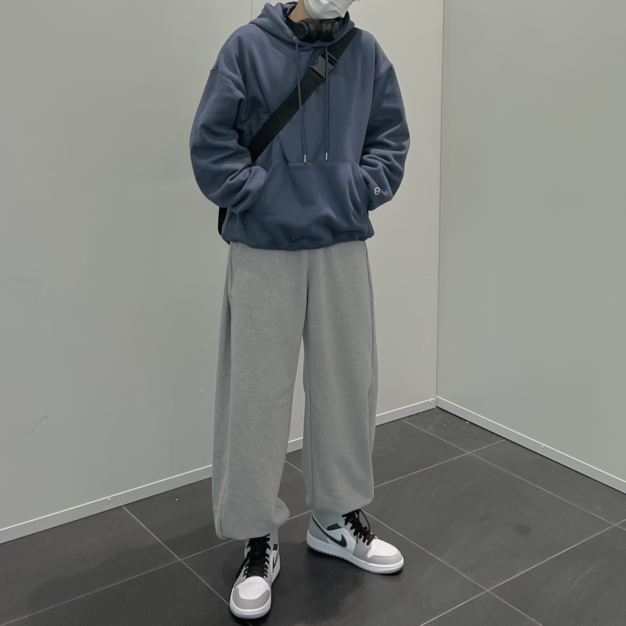 Jordan 1 Mid Light Smoke Grey Anthracite 착용 스타일 - 2