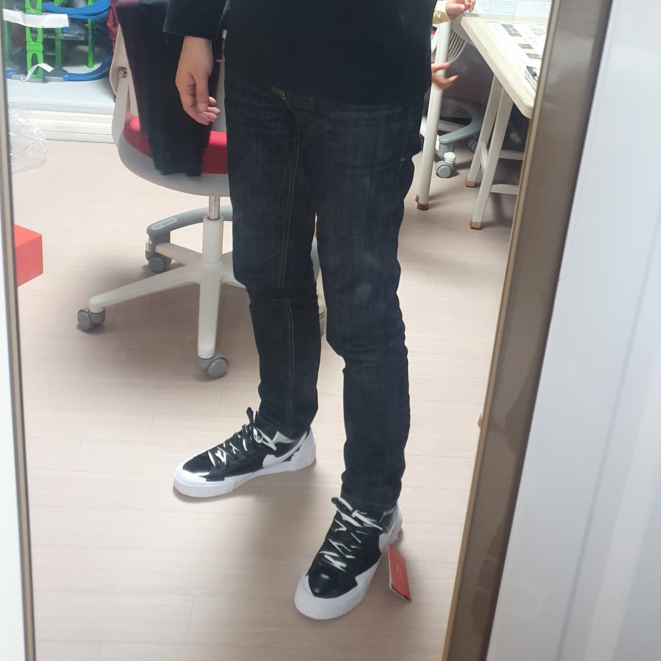 Nike x Sacai Blazer Low Black Patent Leather 착용 스타일 - 1