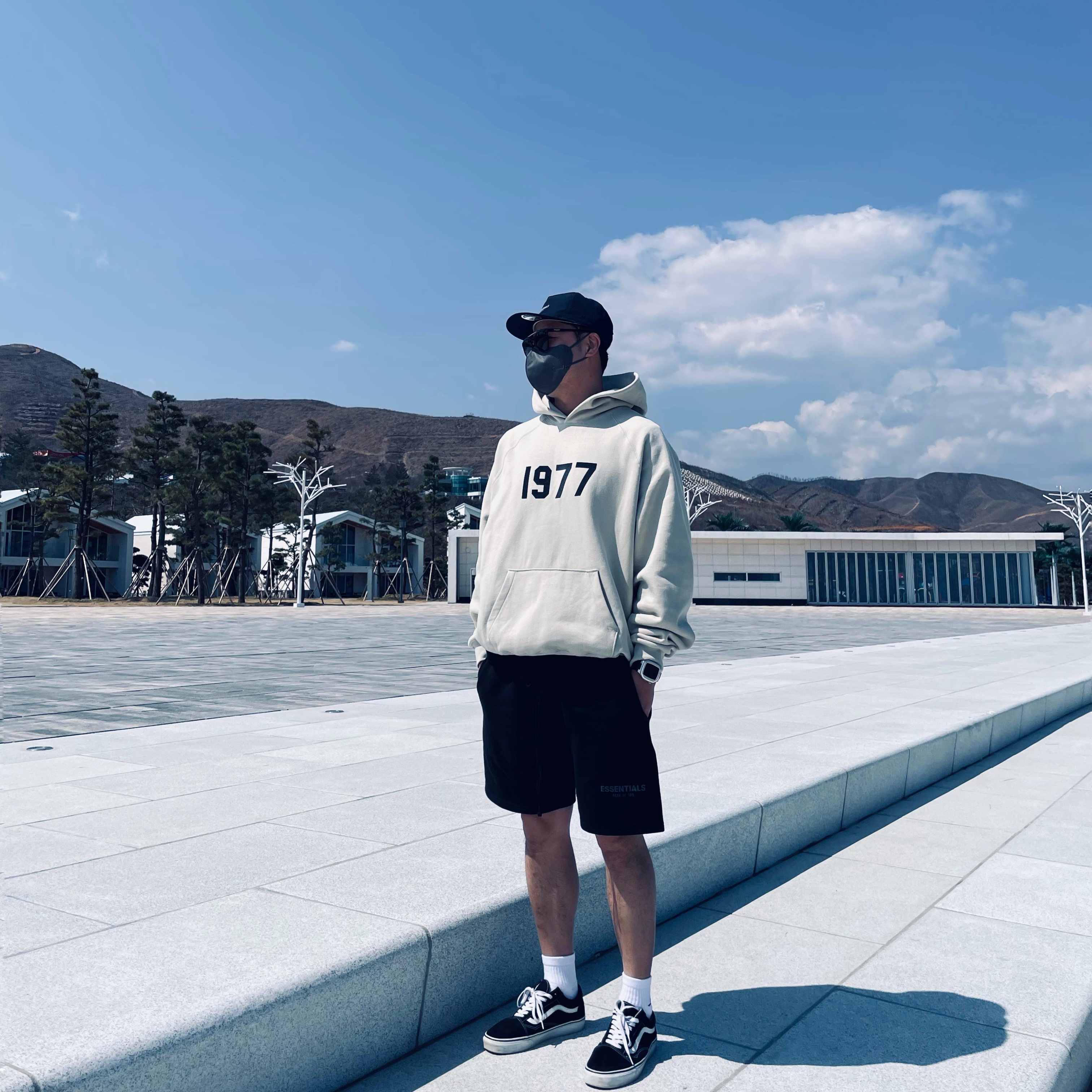 Essentials 1977 Hoodie Wheat - 22SS, Essentials Sweatshorts Black - 21SS 착용 스타일