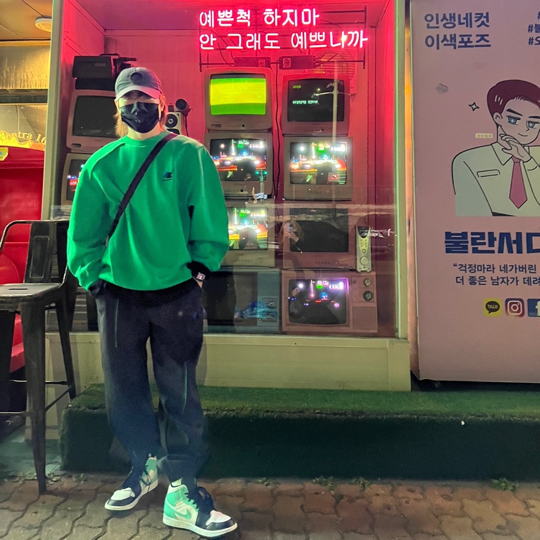 Ader Error x Eastpak Shoulder Bag Black, Zara x Ader Error Oversize Sweatshirt Green 착용 스타일 - 1