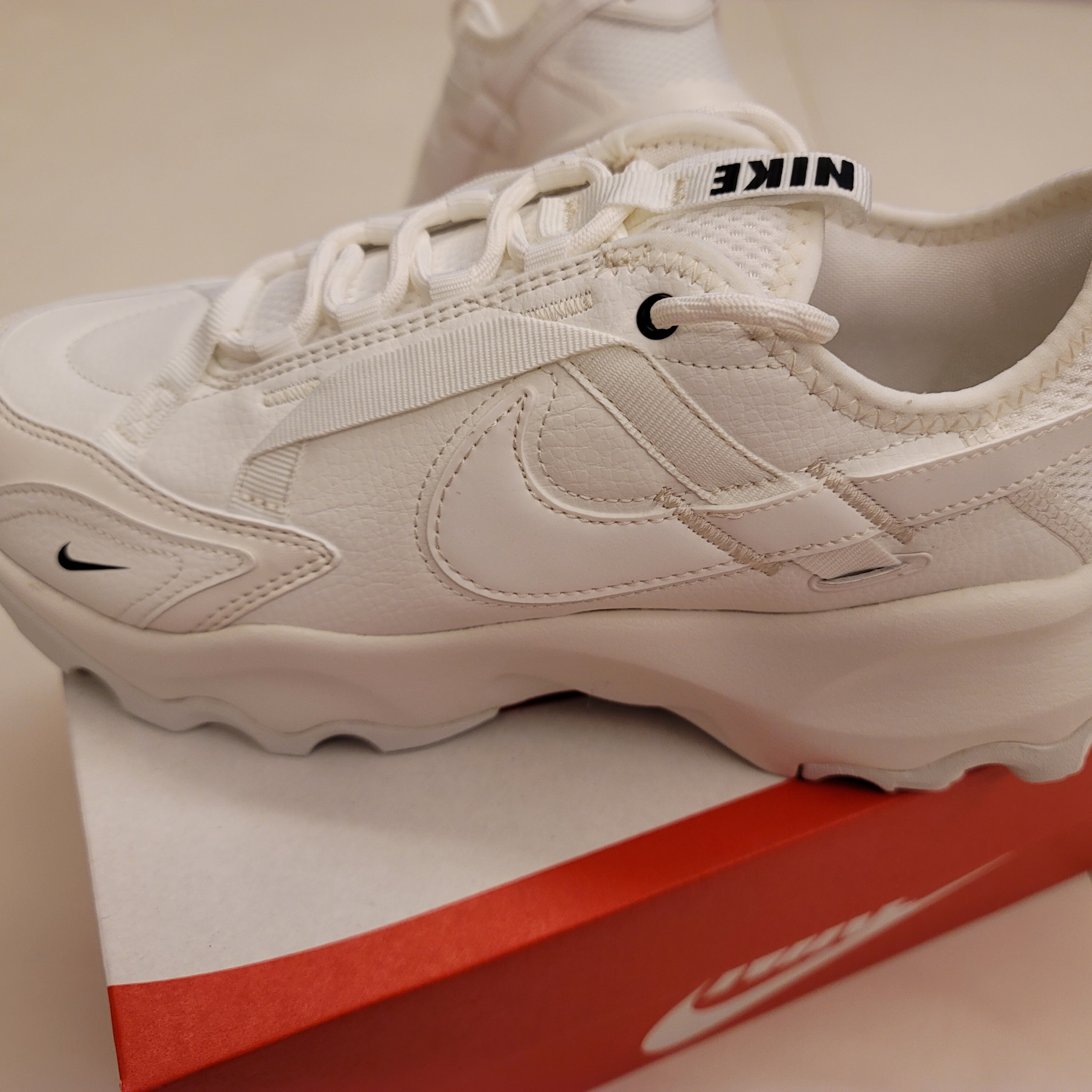 (W) Nike TC 7900 Summit White 착용 스타일 - 1