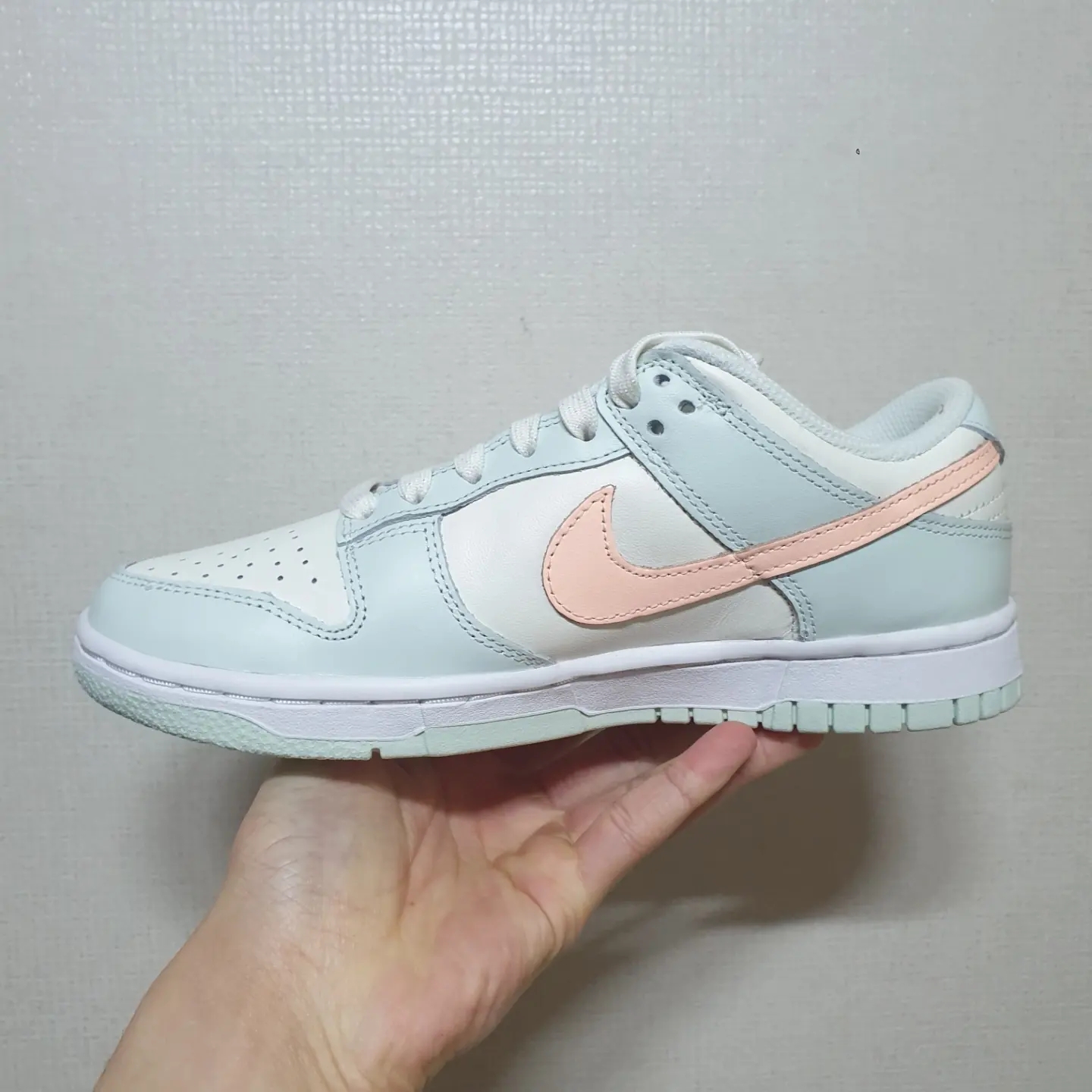 (W) Nike Dunk Low Barely Green 착용 스타일 - 4