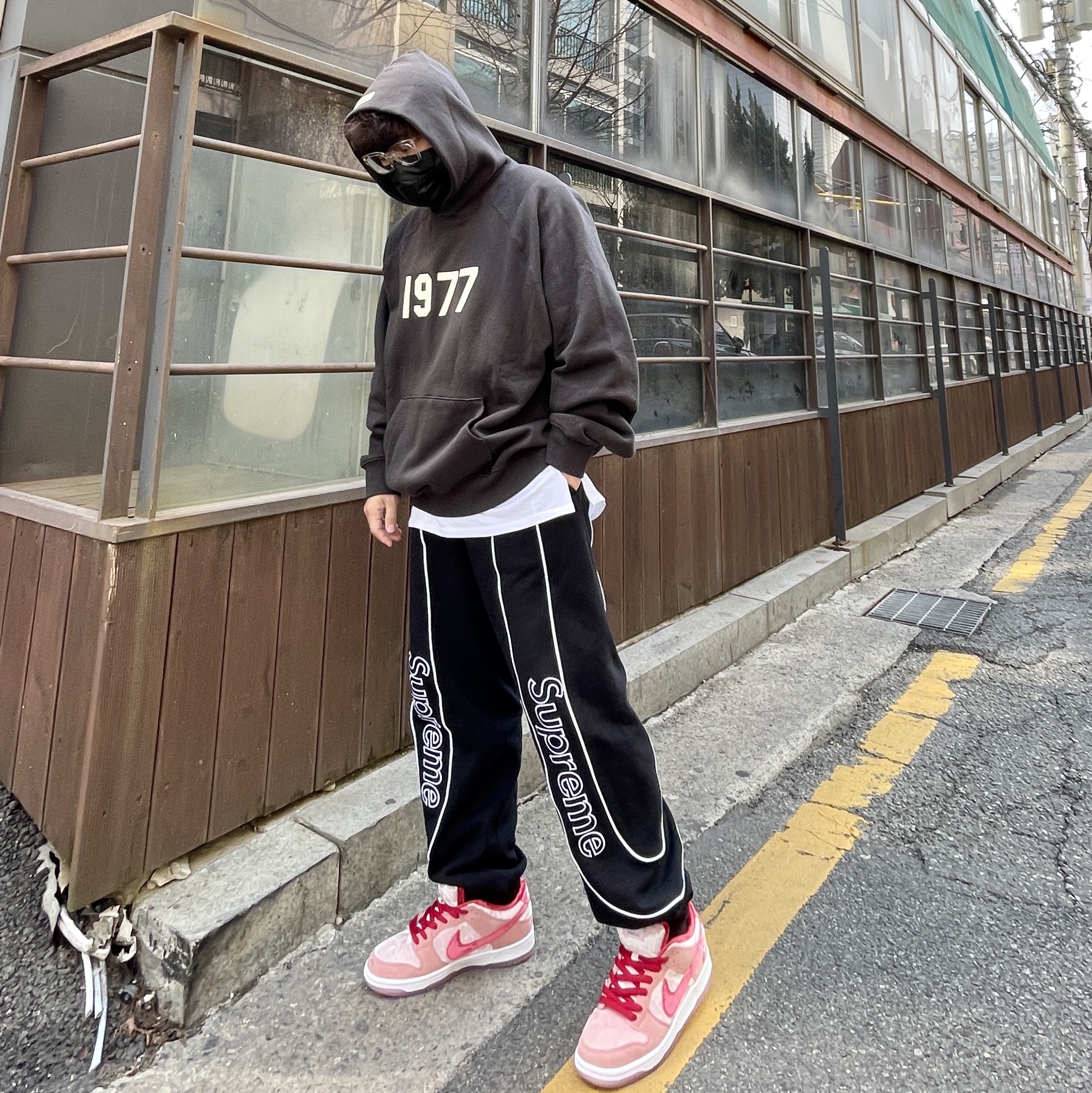 Essentials 1977 Hoodie Iron - 22SS, Supreme Track Paneled Sweatpants Black - 21FW 착용 스타일
